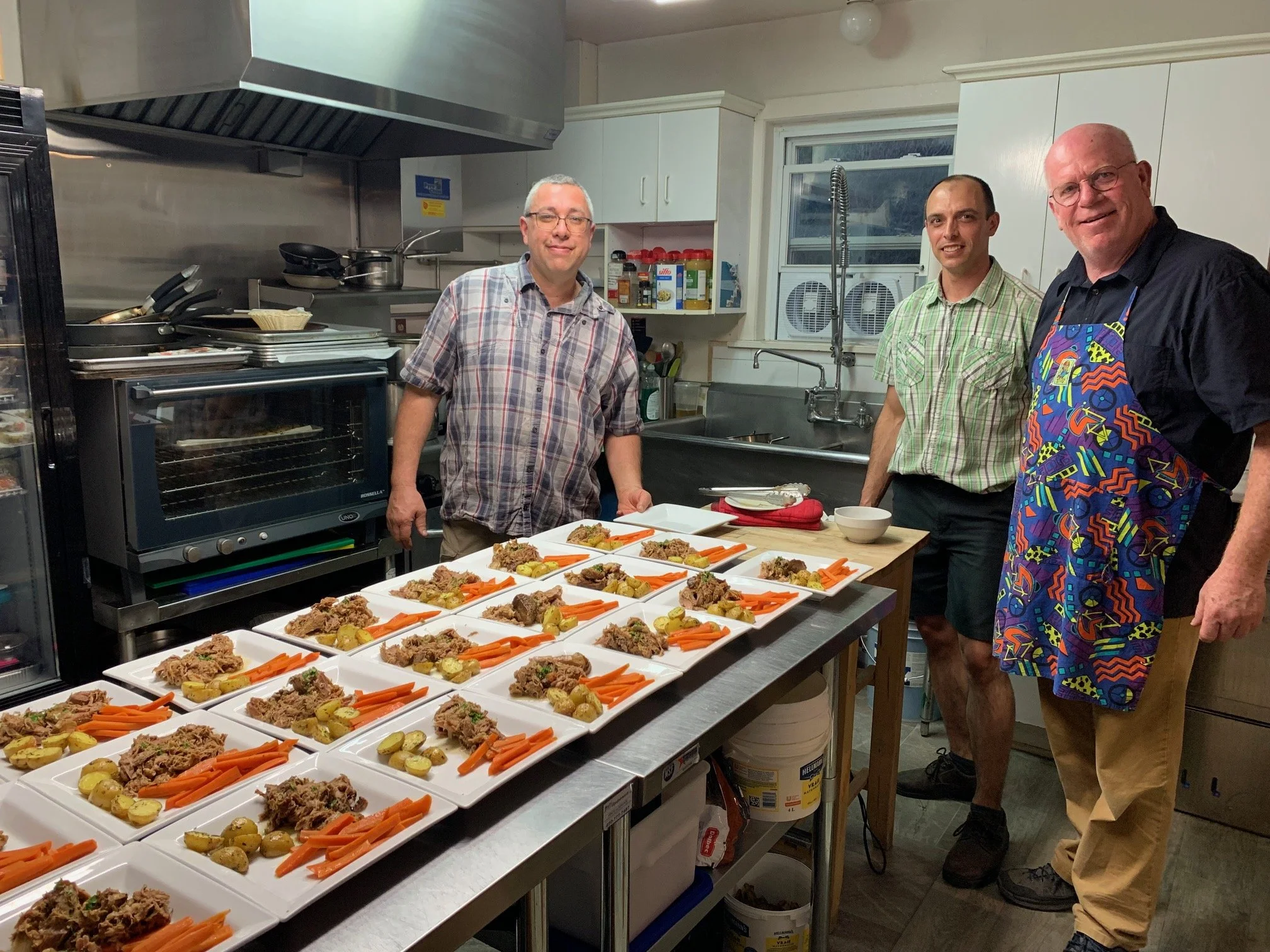 Des participants en cuisine lors d'un atelier culinaire à la COOP du Grand-Bois.