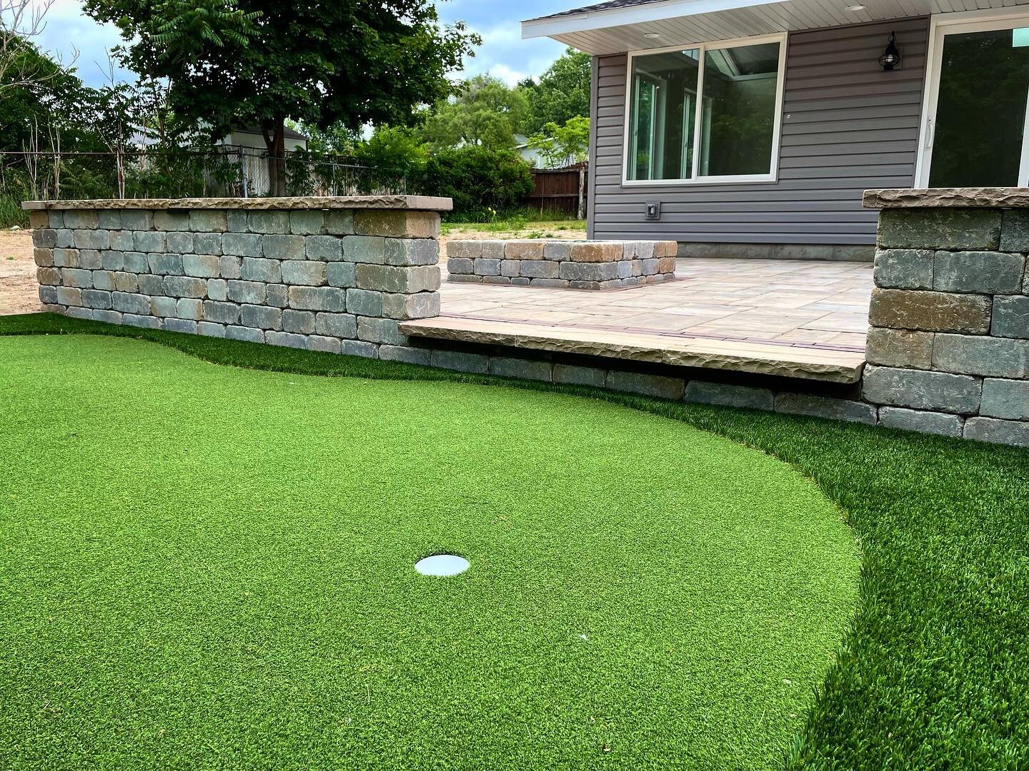 More patio putting green action! I can&rsquo;t get enough of this one!

On this patio, we used Olde Quarry blocks for a timeless look. Paired with Beacon Hill pavers with a Mattoni accent. All materials by 
@unilock