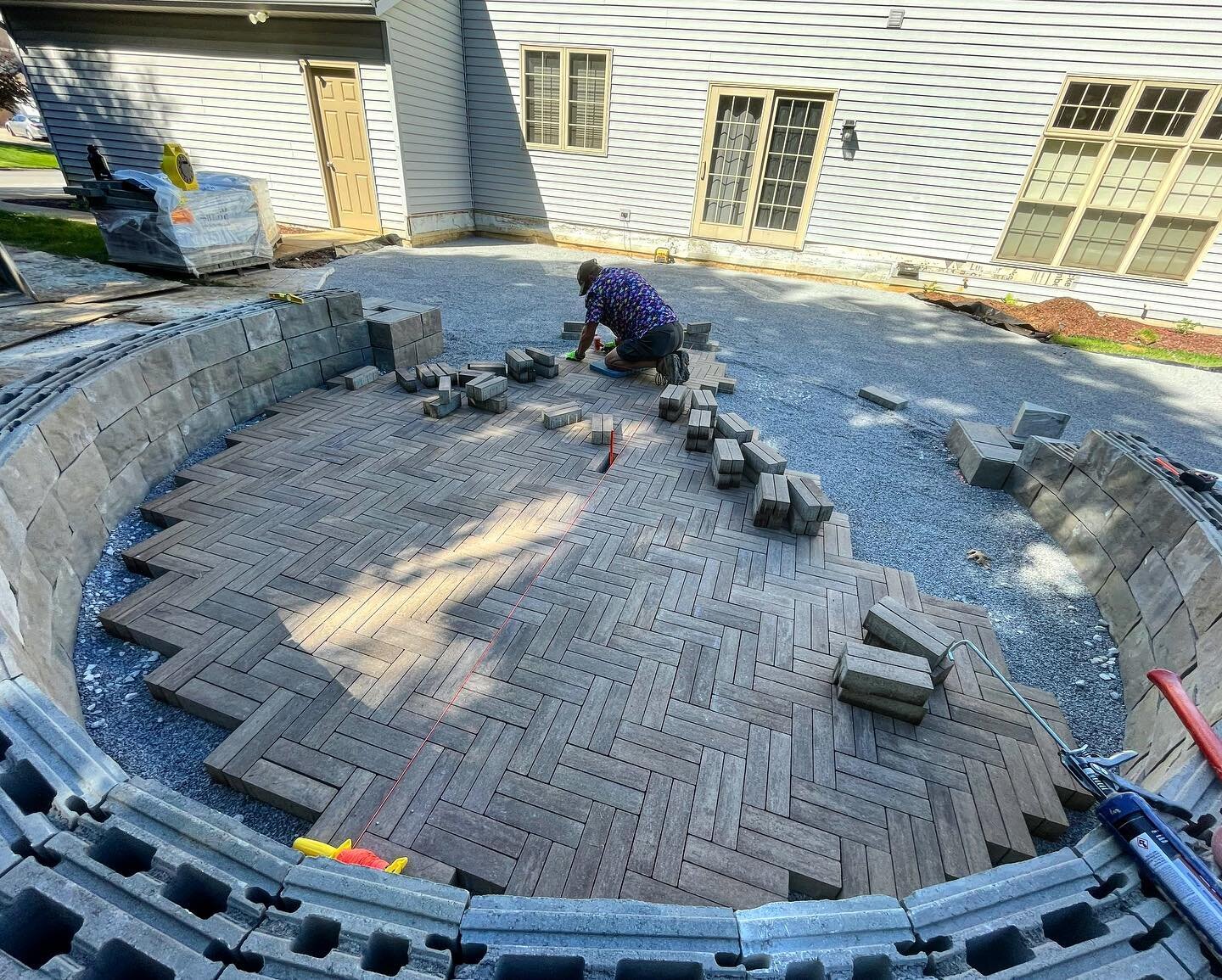 It&rsquo;s Paver Day AND Flamingo Friday!! Since Flannel Friday only lasts a few months we had to start a new tradition! 

Here we&rsquo;re laying another double herringbone in the Westmount paver by @techobloc. We&rsquo;ll also mix in some Blu60, Vi