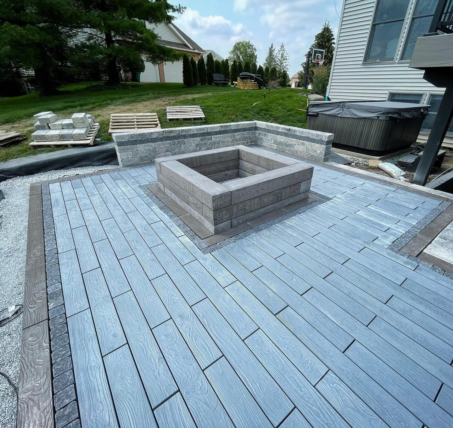 Mixing up a little sauce and pouring it all over this backyard! @techobloc Borealis slabs and wall block coming in HOT!! Hopefully finishing up this one tomorrow afternoon!