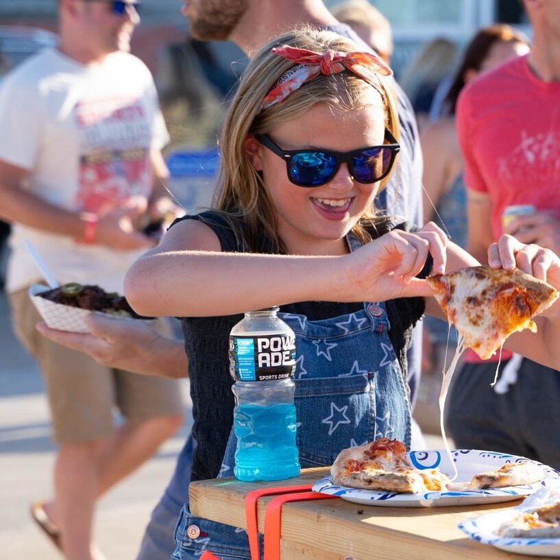 Happiest when: eating @kelleygirlswoodfirepizza 🍕 Catch the gals in Bettendorf on June 17th... along with the rest of our #foodtruckfriends - Details at www.FoodTruckFight.com/bettendorf-iowa 

#foodtrucks #foodtruckcompetition #foodtrucknation #tra