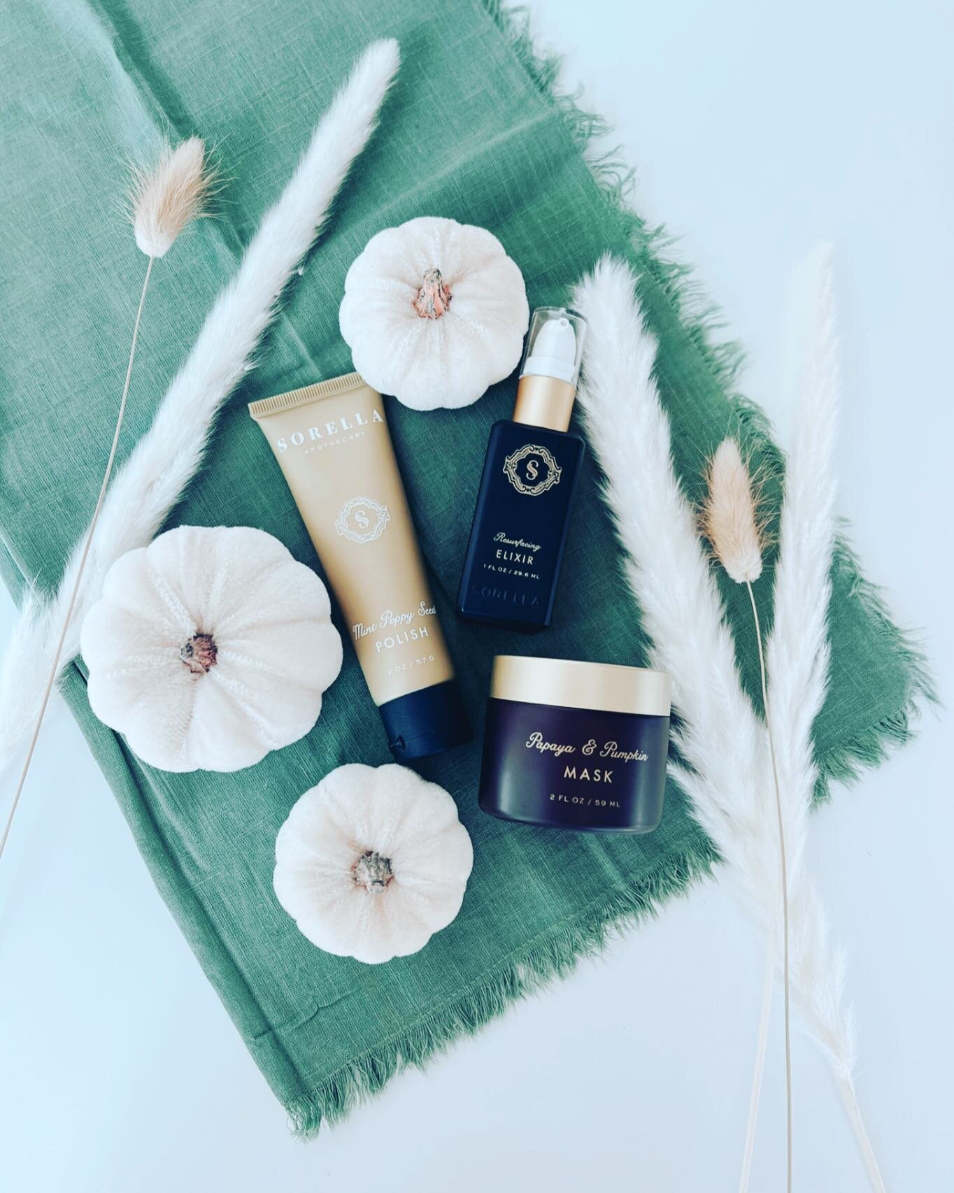 Introducing this season&rsquo;s Bella Sorella Treatment:  The Fall Resurfacing Facial&hellip;
This facial will delight your senses and set you a-glow for fall!! Includes Mint Poppyseed Exfoliator, Papaya Pumpkin Mask, Spiced Wine Toner, Organic Cocon