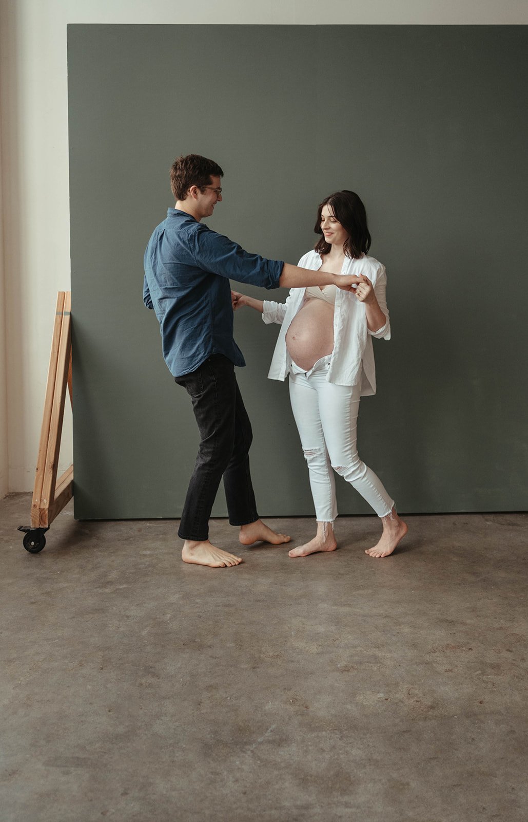 modern studio maternity photos in seattle