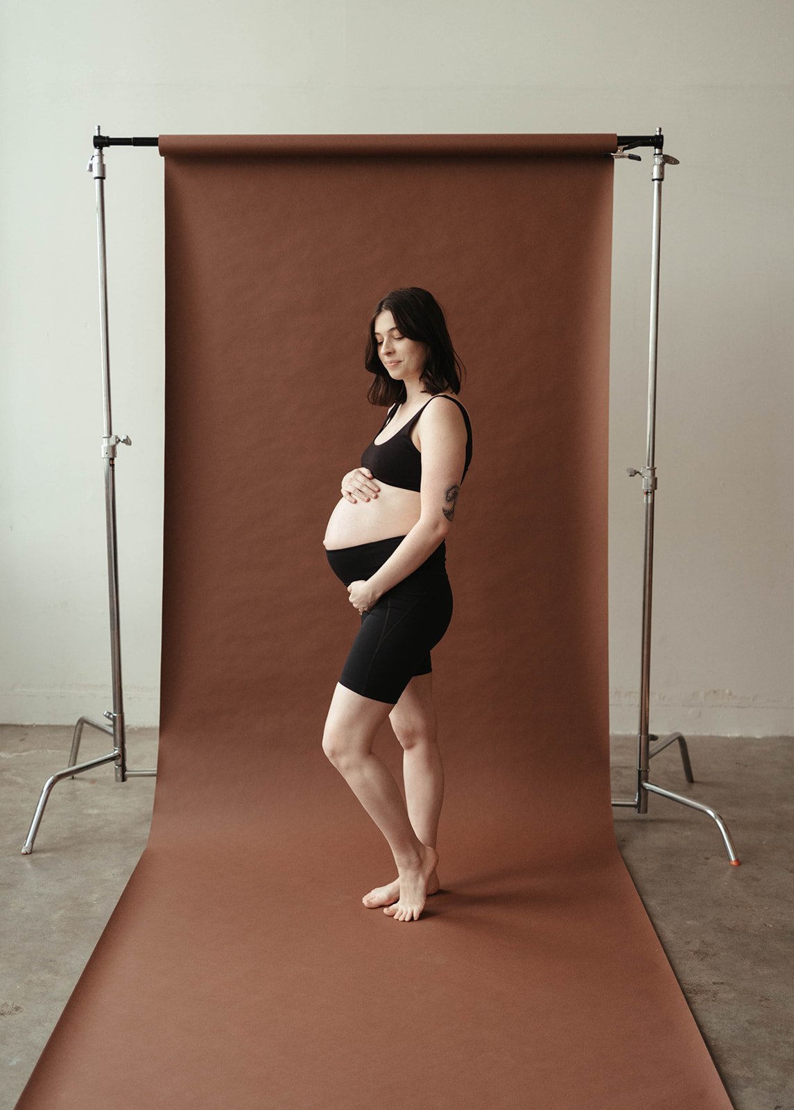 couple maternity session modern color backdrop