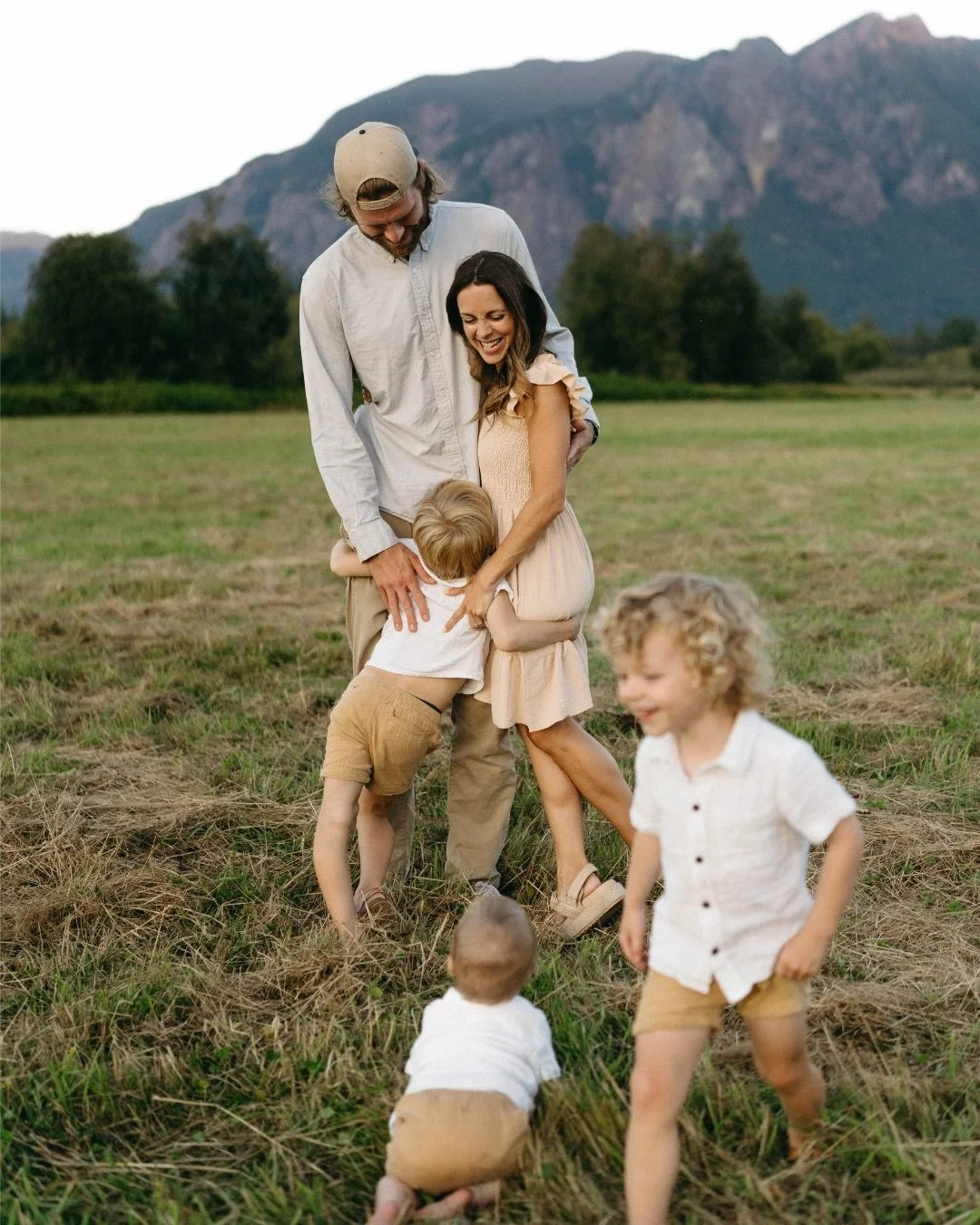 An evening under Mount Si racing one another with grass-stained knees, playing rock paper scissors, and tackling mom and dad.

I&rsquo;ve been loving getting to capture more family sessions in this place I call home! ⛰️