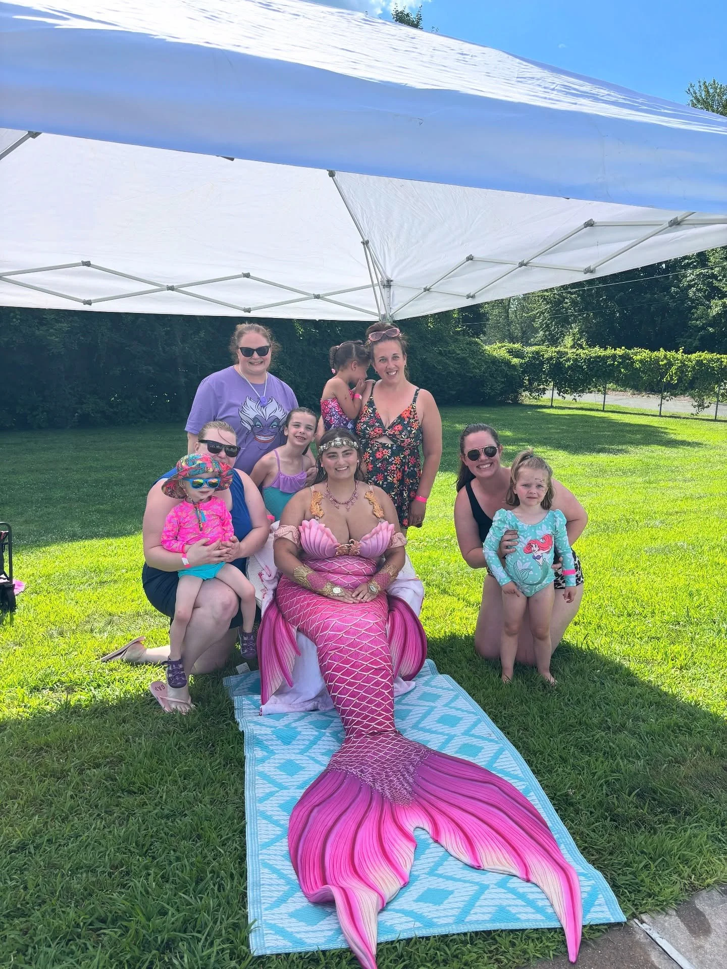 Had an abshellute splash swimming with all these mermazing guppies and their families at Vernon Parks and Rec&rsquo;s pool! Thank you Vernon Parks and Rec for inviting myself and @mermaid_aria_cloe to come swim with everyone!
.
🧜🏼&zwj;♀️🩷 Alexandr