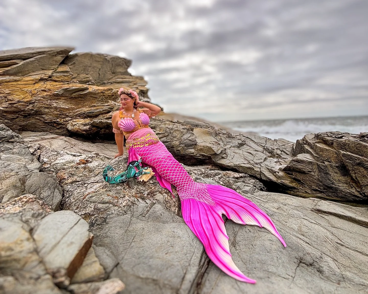 &ldquo;She loves the serene brutality of the ocean, loves the electric power she felt with each breath of wet, briny air.&rdquo; -Holly Black
.
Swimming into an exciting weekend! I can&rsquo;t wait to share what I&rsquo;ve been up to! 😄
.
What are y