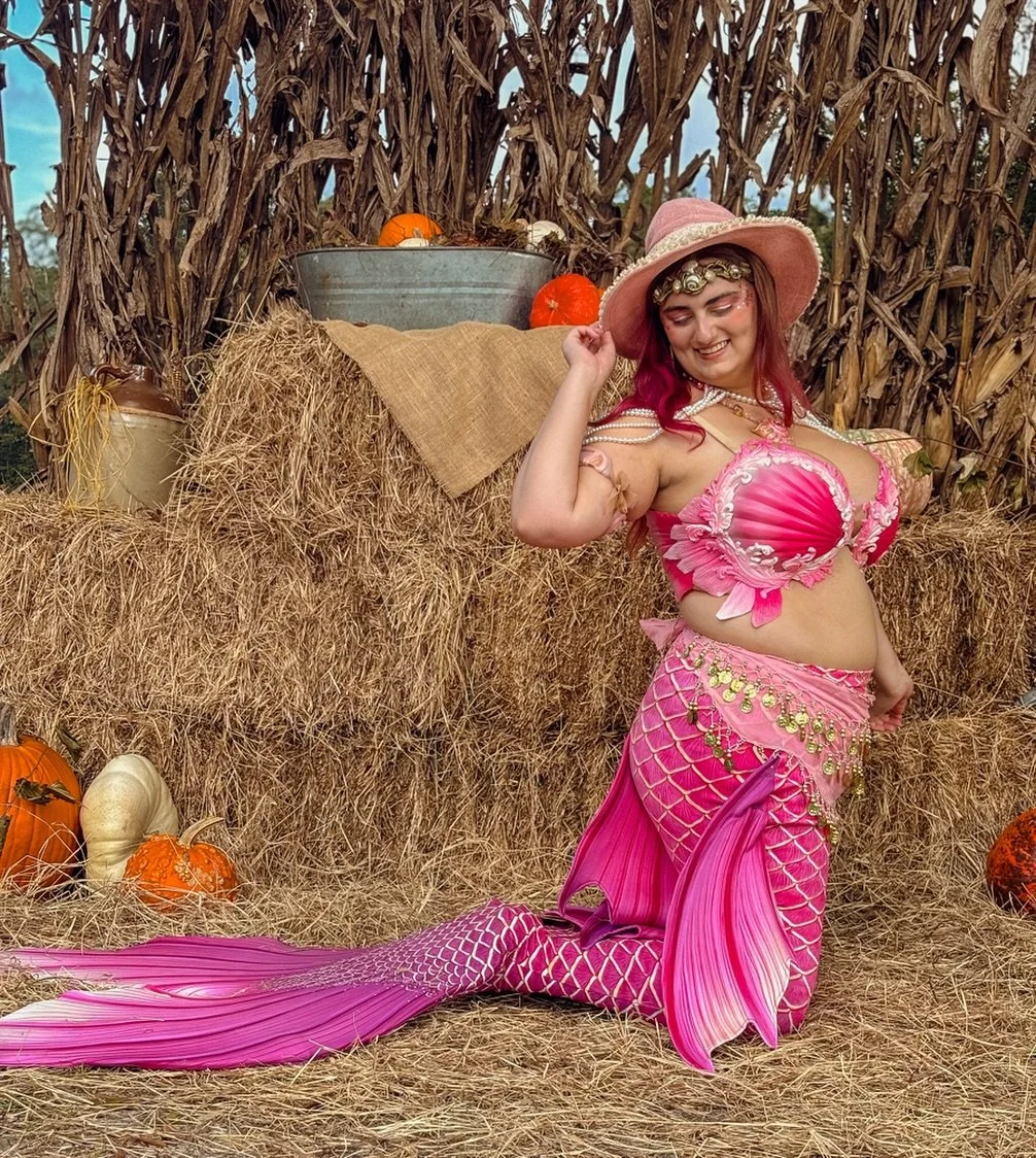 I don&rsquo;t know about you fishies, but tis the season for pumpkin spice 🎃 and crunchy leaves 🍂 🍁 
.
Alexandra the Mermaid is Connecticut&rsquo;s premiere professional mermaid. She is available for events of all shapes and sizes, including parti