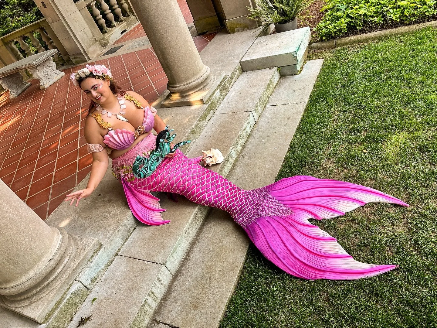 In a world of ordinary, don&rsquo;t be afraid to be extraordinary ✨
.
One of my favorite things about being a mermaid is the confidence it gives me to be myself and have fun. It is so easy to give in to trying to be &ldquo;normal&rdquo; to fit in. Bu