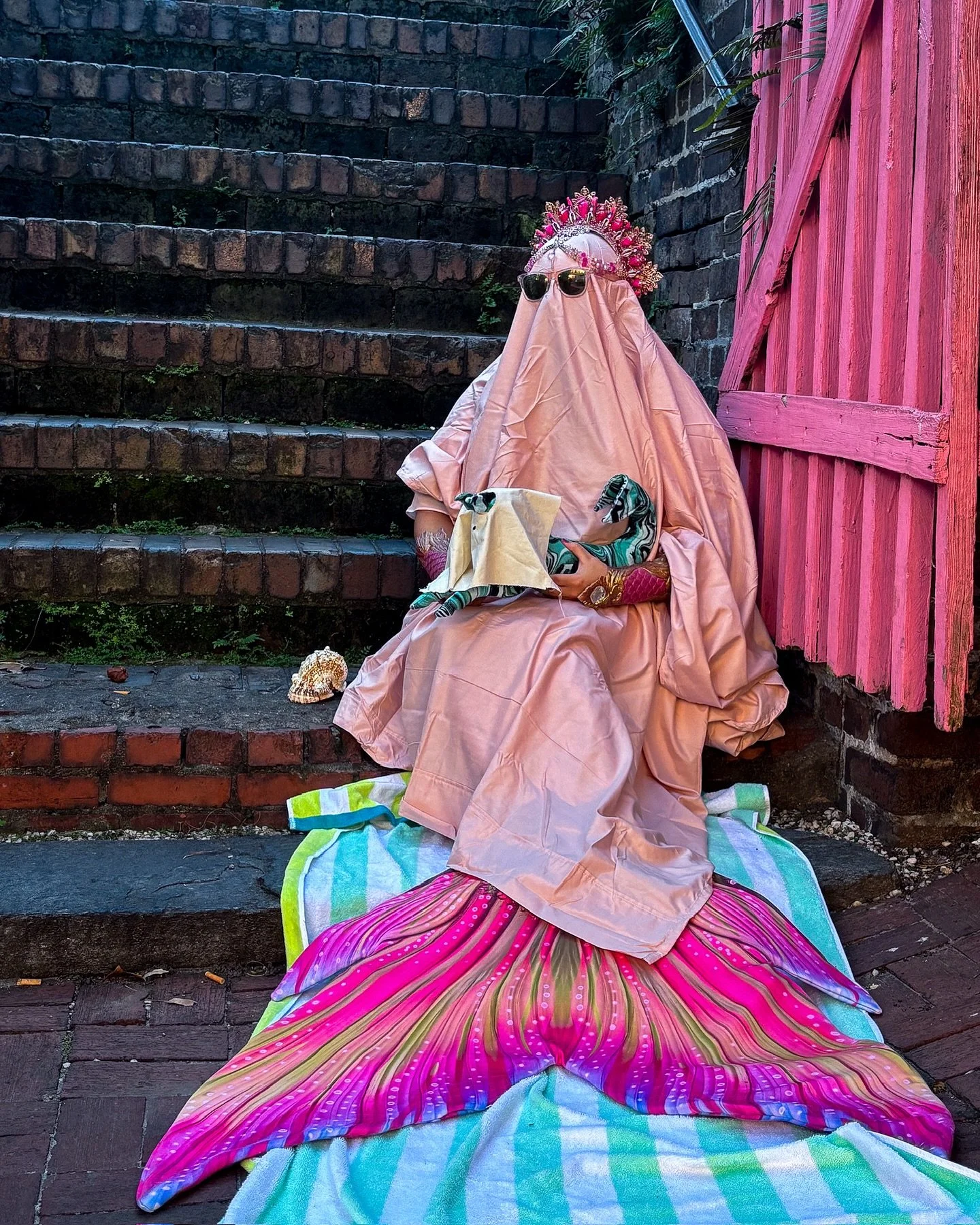Boo! 👻 
.
Happy Halloween! This year Pr&aacute;sinos and I decided for one our costumes we would dress up as classic bedsheet ghosts 
.
What are your Halloween plans fishies?
.
#halloween #ghost #bedsheetghost