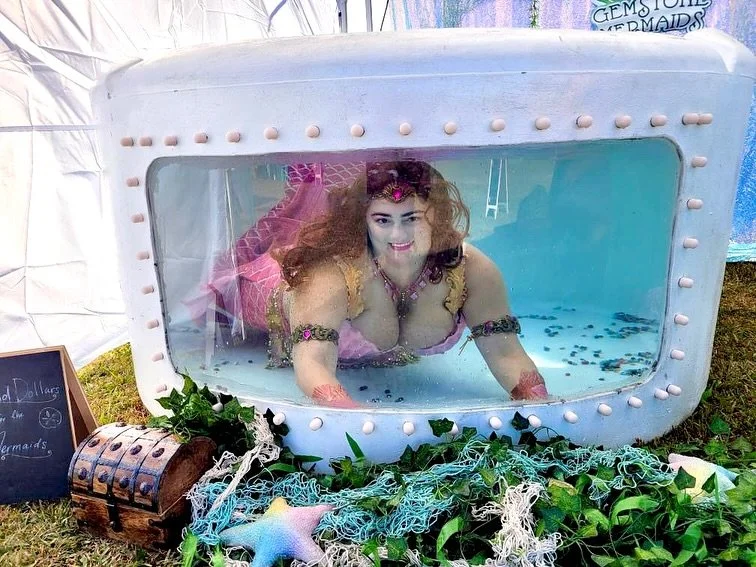 Oh Shello there! Had an abshellutely mermazing time performing with my @gemstonemermaids podmates recently! I&rsquo;m so happy I finally got to perform in their new tank, The Pearl (said in the thickest Barbossa accent you can imagine lol). While it 