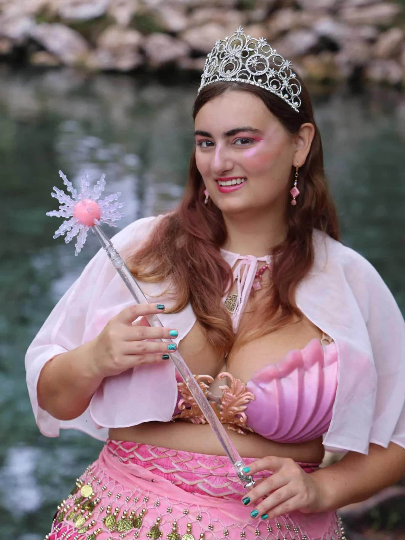 You&rsquo;re going to be pop-u-ler&hellip;lar! 😄🫧🩷
.
Happy Wicked: For Good release day!! I&rsquo;m excited to be seeing the movie later today! Are fishies planning to see it soon?
.
I&rsquo;m obsessulated with these photos my photographer and rec