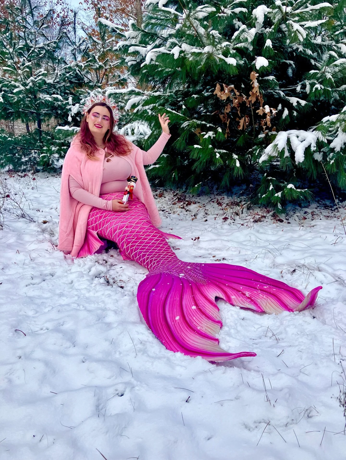 Let it snow! Let it snow! ⛄️❄️ 
.
Abshellutely loved waking up to several inches of snow outside! I&rsquo;ve been wishing for a white Christmas this year and it&rsquo;s looking like we might just get one here in Connecticut!
.
Wishing you fishies and