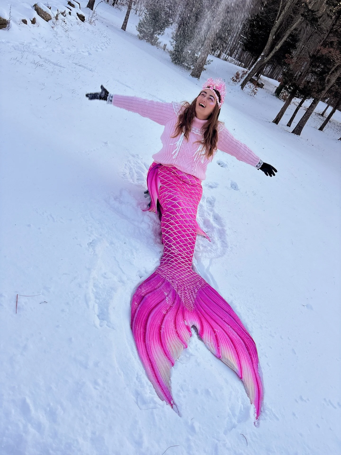 Swipe to see magic! ❄️✨😄
.
Who doesn&rsquo;t love tossing fresh powder in the air a little on a snow day? 
.
Winter may be cold, but I always say, if it&rsquo;s going to be cold, it might as well be pretty with snow ❄️ 
.
What&rsquo;s your favorite 