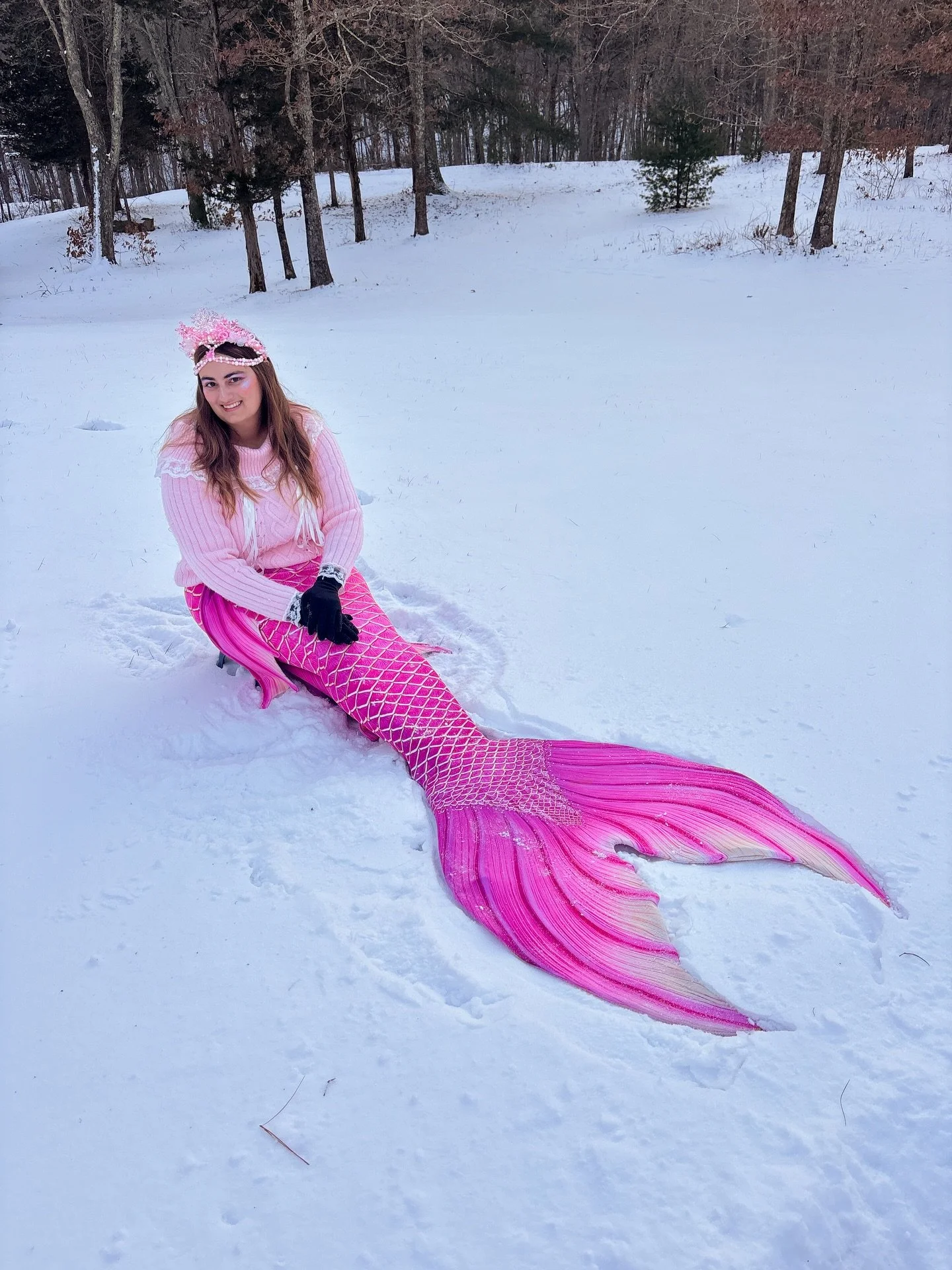 There&rsquo;s nothing like the magic of a New England snow day ❄️ ⛄️ 
.
Wishing you fishies a warm weekend as another snow storm blows through Connecticut. 
.
🧜🏼&zwj;♀️🩷 Alexandra the Mermaid is Connecticut&rsquo;s premier professional mermaid. Sh