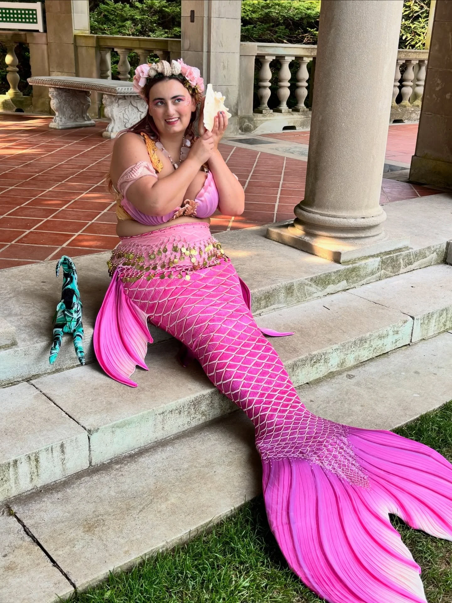 Shello? The ocean is calling
.
New England might still be covered in snow, but I can&rsquo;t wait for warmer and sunnier days this summer ☀️ 
.
🧜🏼&zwj;♀️🩷 Alexandra the Mermaid is Connecticut&rsquo;s premier professional mermaid. She is PADI Merma