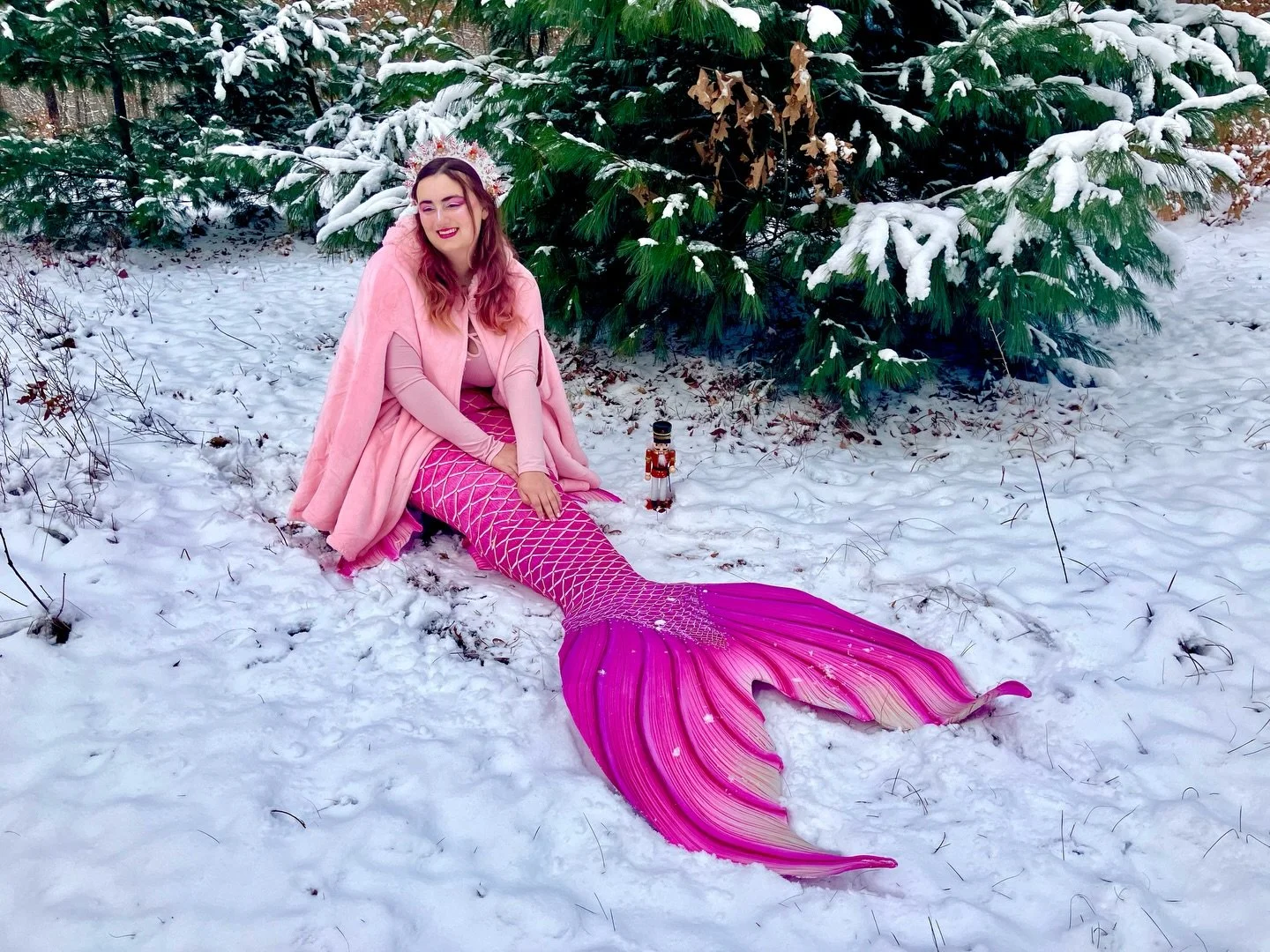 Swimming through a winter won-Mer-land! 🧜🏼&zwj;♀️❄️
.
What do you fishies enjoy doing in the snow? I would say throwing snowballs but then my lovely pirate wouldn&rsquo;t want to take snow pictures for me 😂 @patrick.the.pirate
.
Alexandra the Merm