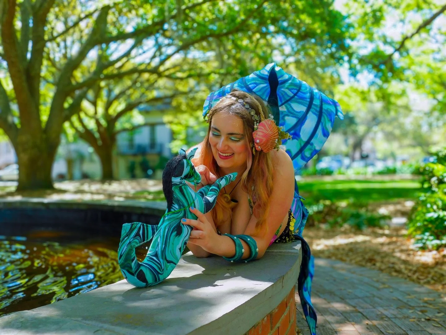 I love spending an afternoon by the water, even if that water is a fountain, a fishie will take what she can find 😂
.
A little throwback to my first photoshoot with my Pr&aacute;sinos tail for his 3rd birthday. I can&rsquo;t believe he&rsquo;ll be 5
