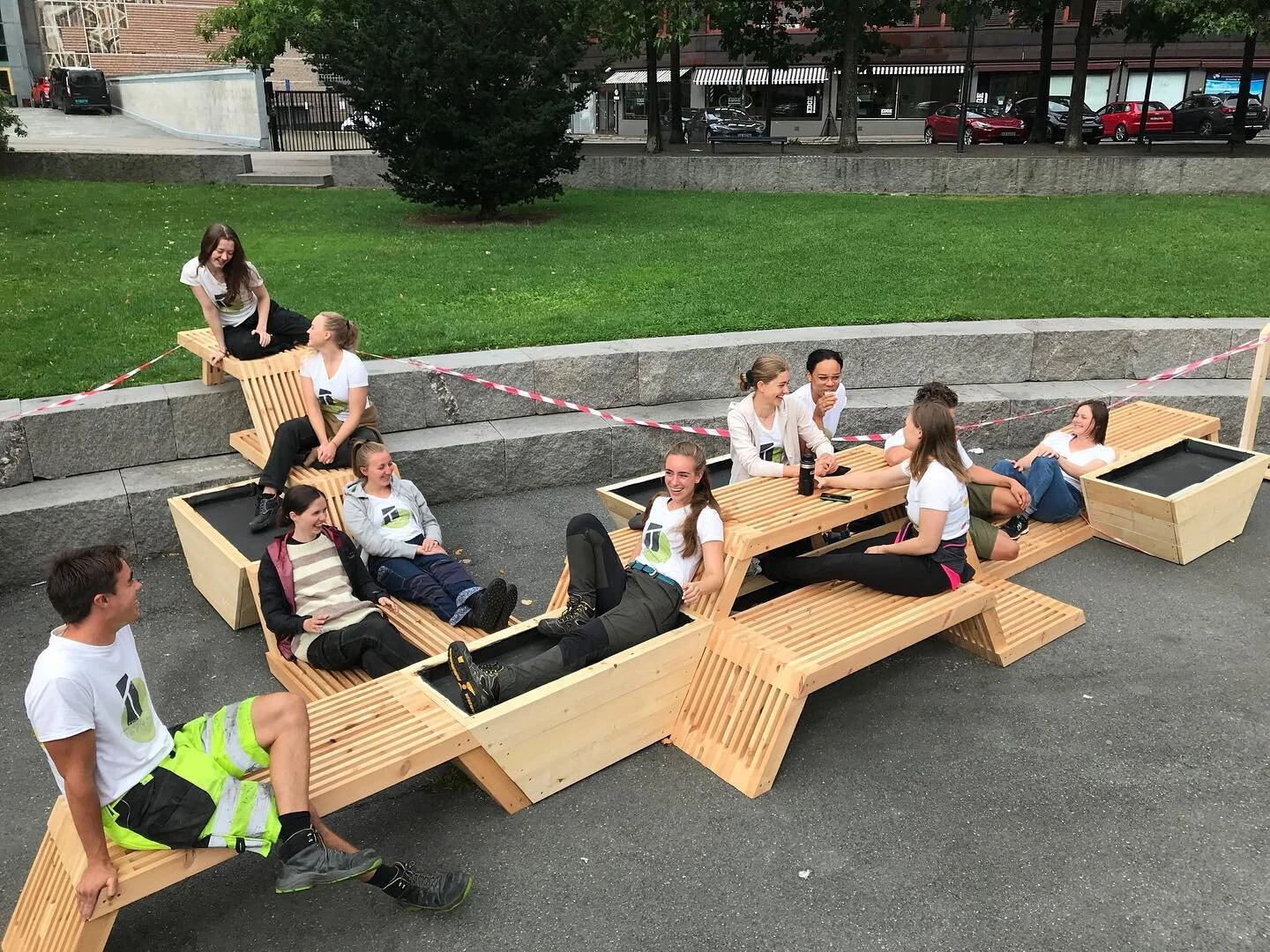 Dag 7 - Konstruksjonen i vest er ferdig montert og i dag gikk vi l&oslash;s på å sette modulene i &oslash;st sammen! Vi takker @moelven for trevirke!