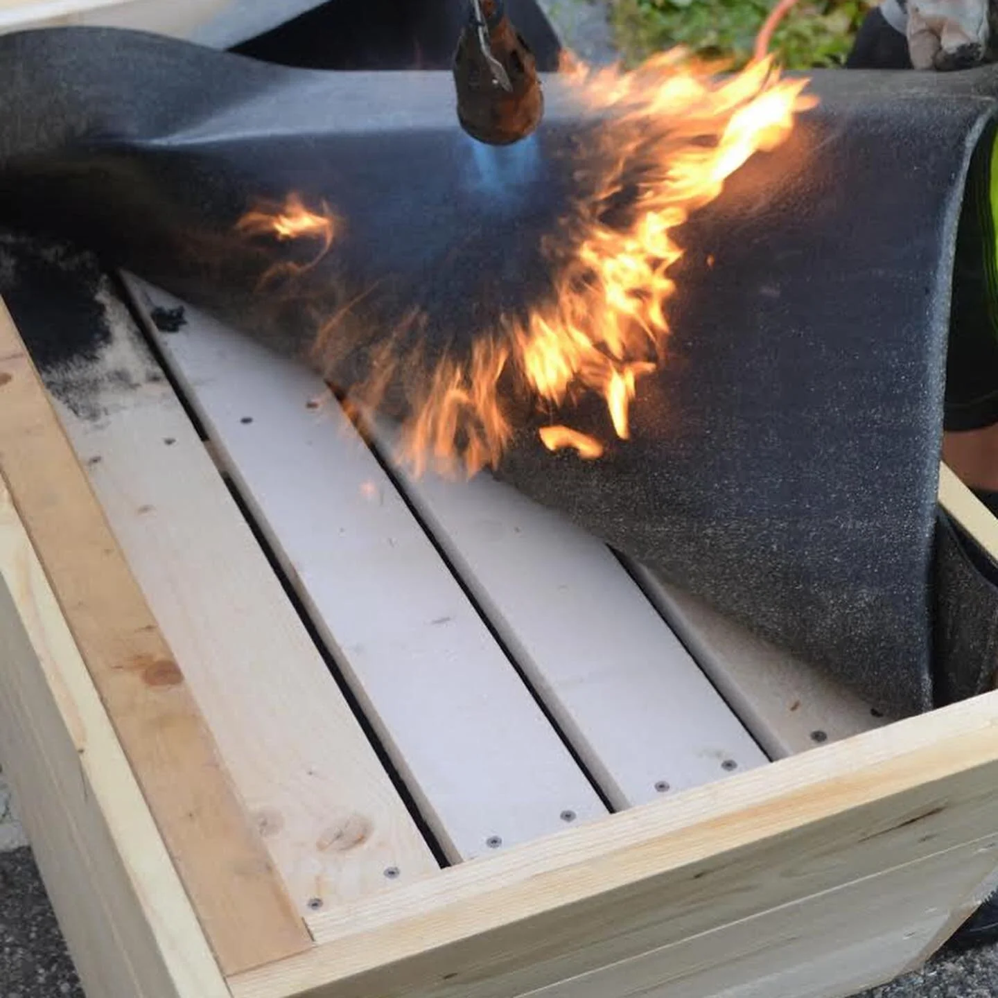 Dag 6 - I dag fikk vi bes&oslash;k Derbigum som hjalp oss med taktekking til sedummattene som skal v&aelig;re i plantekassene. Vi ble ogs&aring; ferdige med alle moduler i &oslash;st; vi ligger med andre ord godt Ann til &aring;pningen f&oslash;rstko