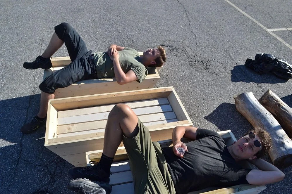 Dag 5 - Modulbygging til konstruksjonen i &oslash;st har stått på dagens agenda. I strålende sol og godt lag kom vi i mål med 23 av 29 moduler.