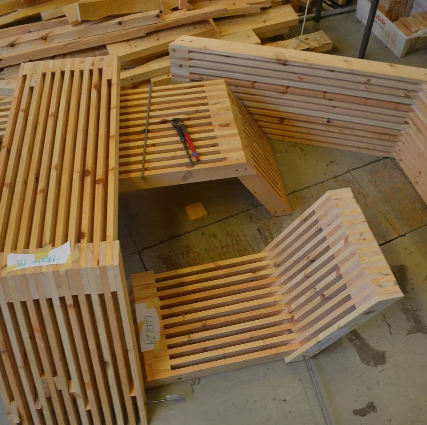 Dag 3 - Moduler og plantekasser til konstruksjonen i vest begynner &aring; bli ferdig! Litt yr og regn stopper nemlig ikke denne gjengen.