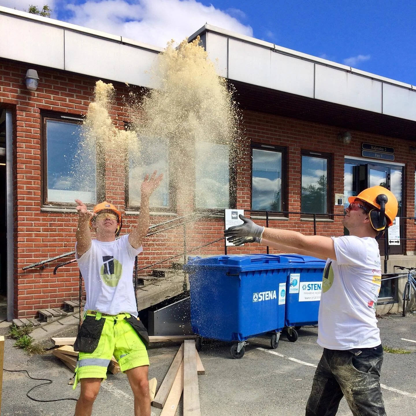 Dag 1 - Da er byggeworkshopen for 2020 i gang! Dagens m&aring;l var &aring; kl&oslash;yve malmfuruen fra @moelven . Med en driftig gjeng fikk vi ogs&aring; m&aring;lt opp og kappet til en del moduler. Vi gleder oss til morgendagen og er storforn&osla