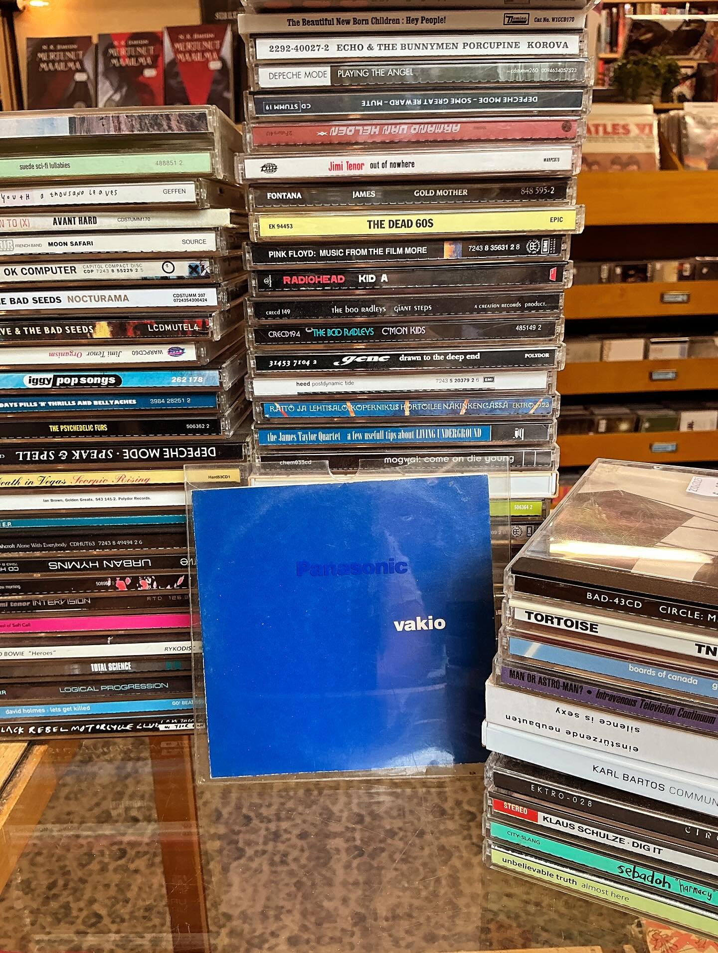 Kerrankin asiakkaamme kuuntelivat meit&auml;. Eilen pyysin, ett&auml; tuokaa meille 90-luvun alternativea, indiet&auml; ja elektronista musaa ja t&auml;n&auml;&auml;n meille tuotiin laatikollinen Tortoisea, Circle&auml;, Boards Of Canadaa, drum &amp;