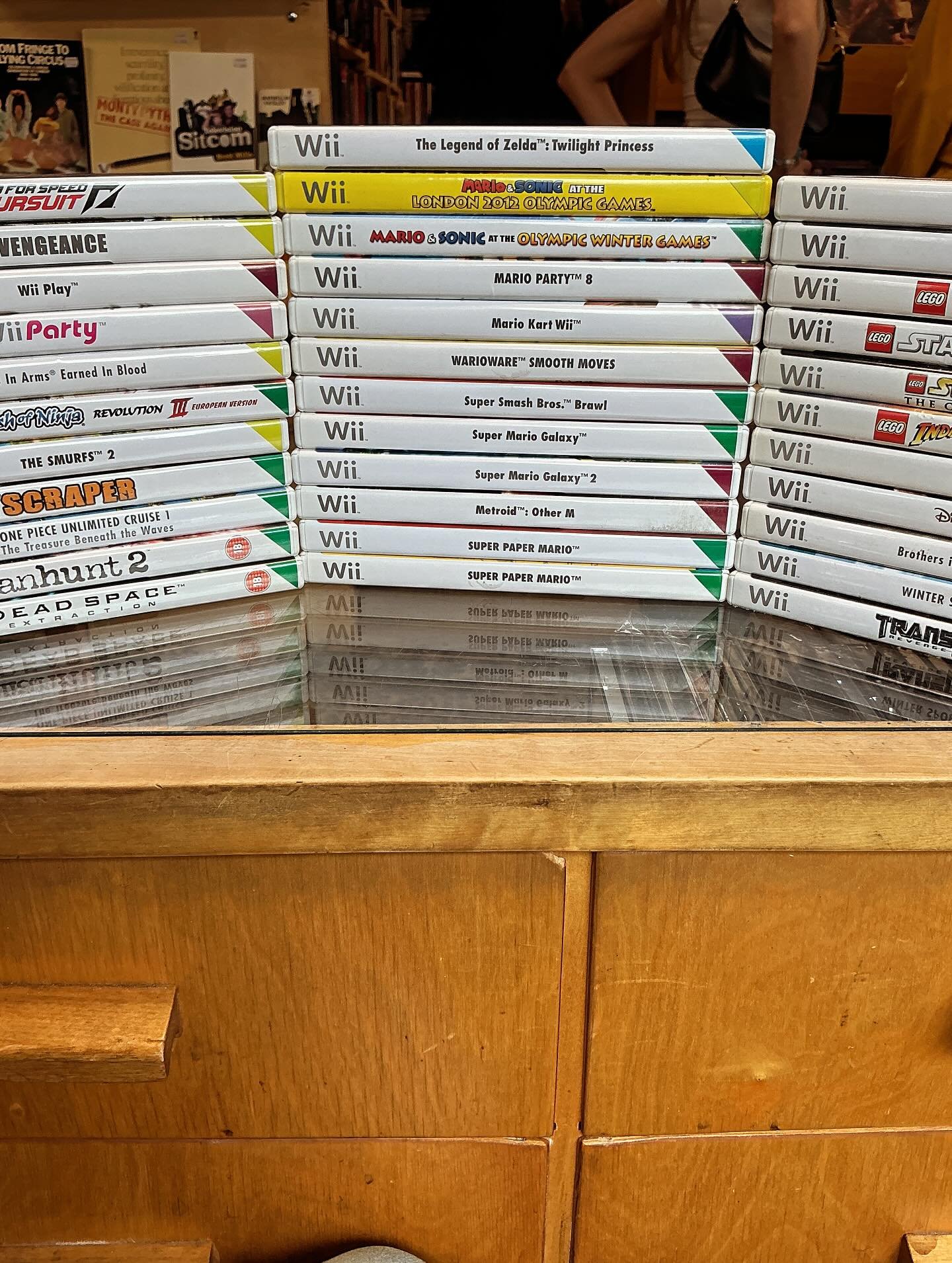 Nintendo Wii kuuluu jossain m&auml;&auml;rin siihen samaan porukkaan kuin PS3 ja XBOX 360. Ei riitt&auml;v&auml;n uusi, ett&auml; kukaan en&auml;&auml; aktiivisesti k&auml;ytt&auml;isi p&auml;&auml;konsolinaan. Ei riitt&auml;v&auml;n vanha, ett&auml;