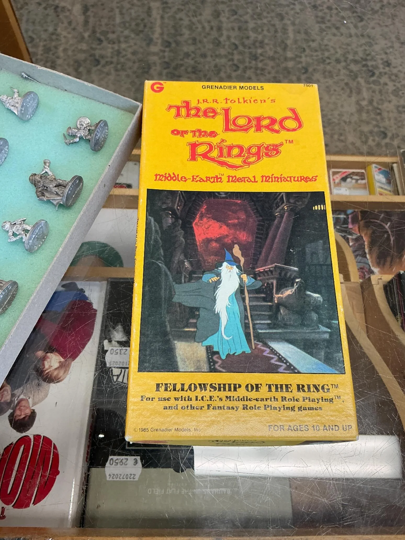 Ne eiliset Blood Cricket -pelin t&auml;htipelaajat sammakkomies-joukkueesta, jotka muuten meniv&auml;t jo kaupaksi, tulivat haltuumme t&auml;m&auml;n ihanan Grenadierin figuboksin ekstroina.

Ralph Bakshin Sormusten herra -filmatisoinnista upean kans