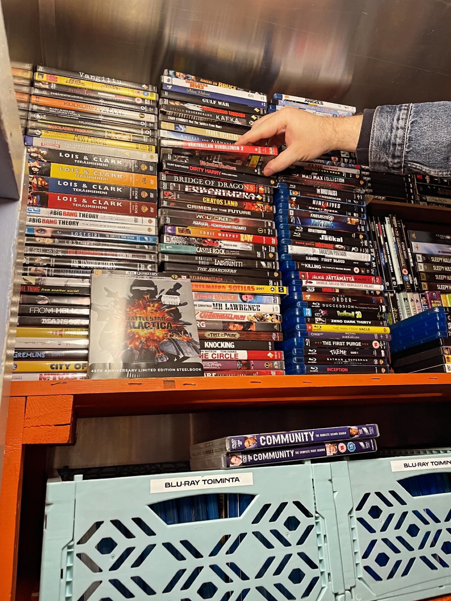 Ruinasimme veljeni kanssa vanhempiamme ostamaan videot, koska: &rdquo;Kaikilla muillakin on jo!&rdquo; Tosiasiassa kenell&auml;k&auml;&auml;n kavereilla ei ollut viel&auml; videonauhuria, mutta vanhempamme meniv&auml;t lankaan ja ostivat sellaiset.

