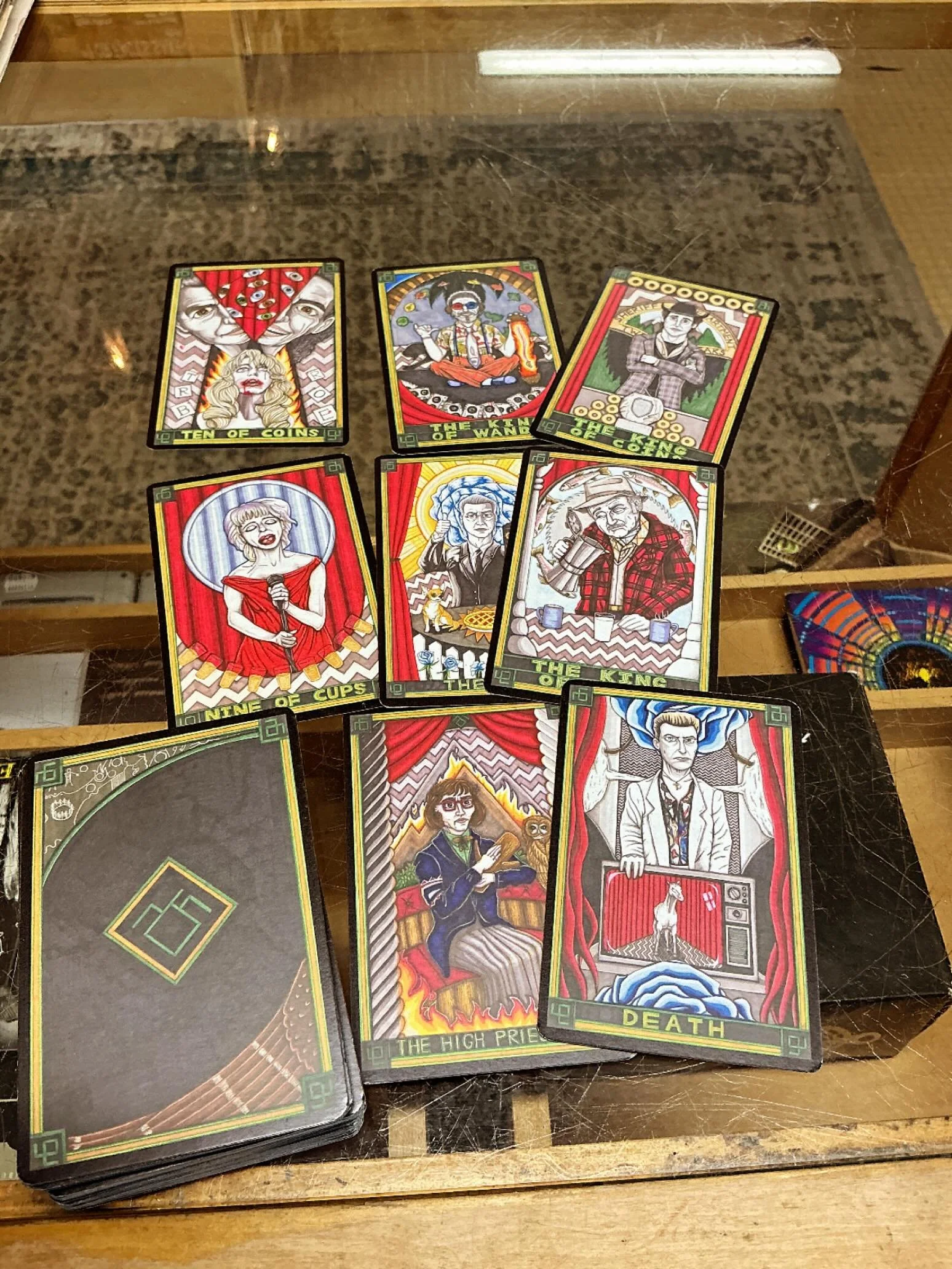 Juliste tippui kaupan sein&auml;st&auml; alas ja aloin etsim&auml;&auml;n valkotarraa, jolla se pysyisi paremmin kuin teipill&auml;.

Tsekkasin kaikki tiskin takana olevat tarvikelaatikot l&auml;pi, mutta en l&ouml;yt&auml;nyt tuota tarrapakettia. Se