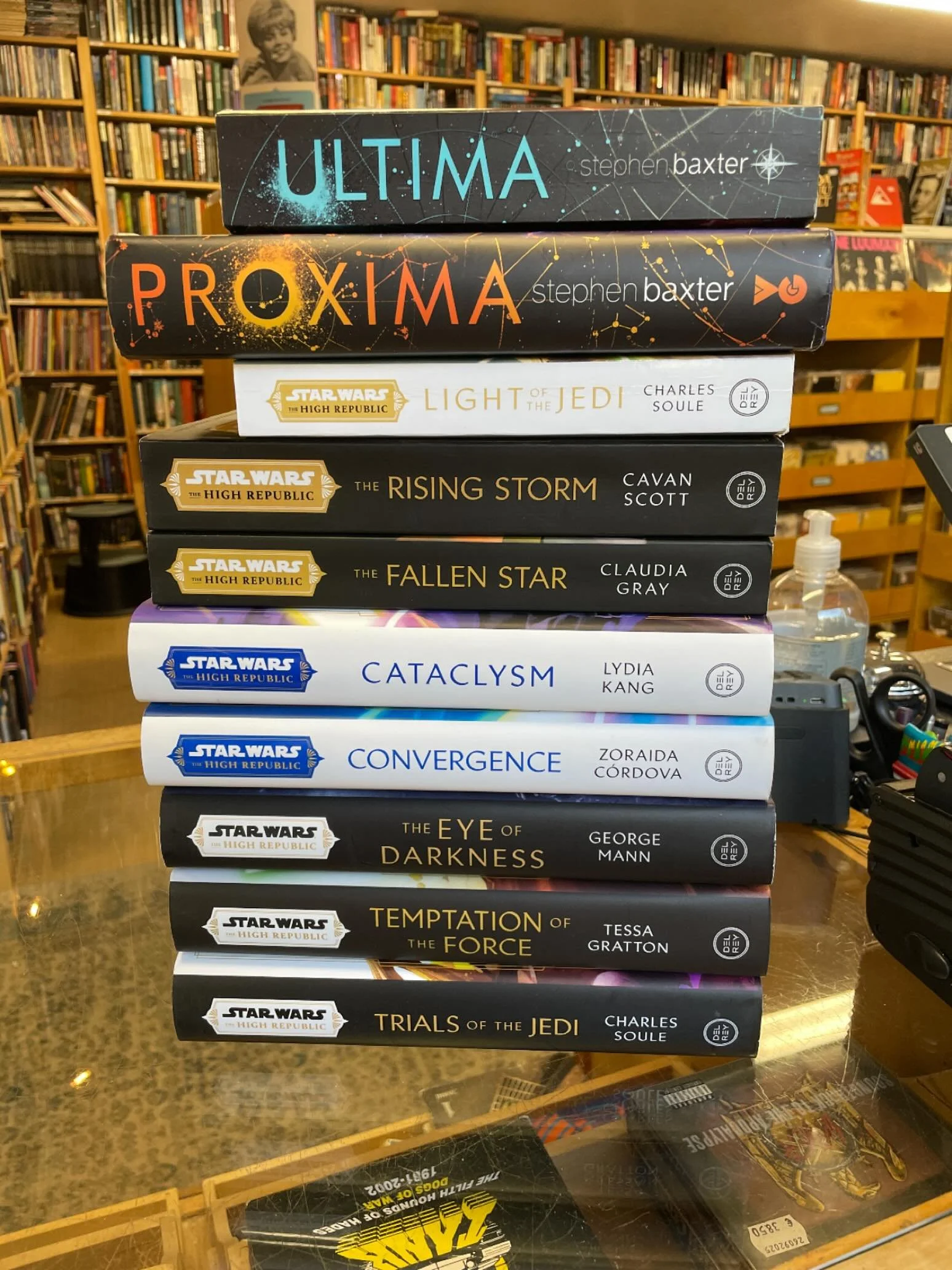 On meill&auml; niiden aamulla mainostamieni Illumicrate-kirjojen lis&auml;ksi v&auml;h&auml;n muutakin uutta j&auml;nn&auml;&auml; kirjaa.