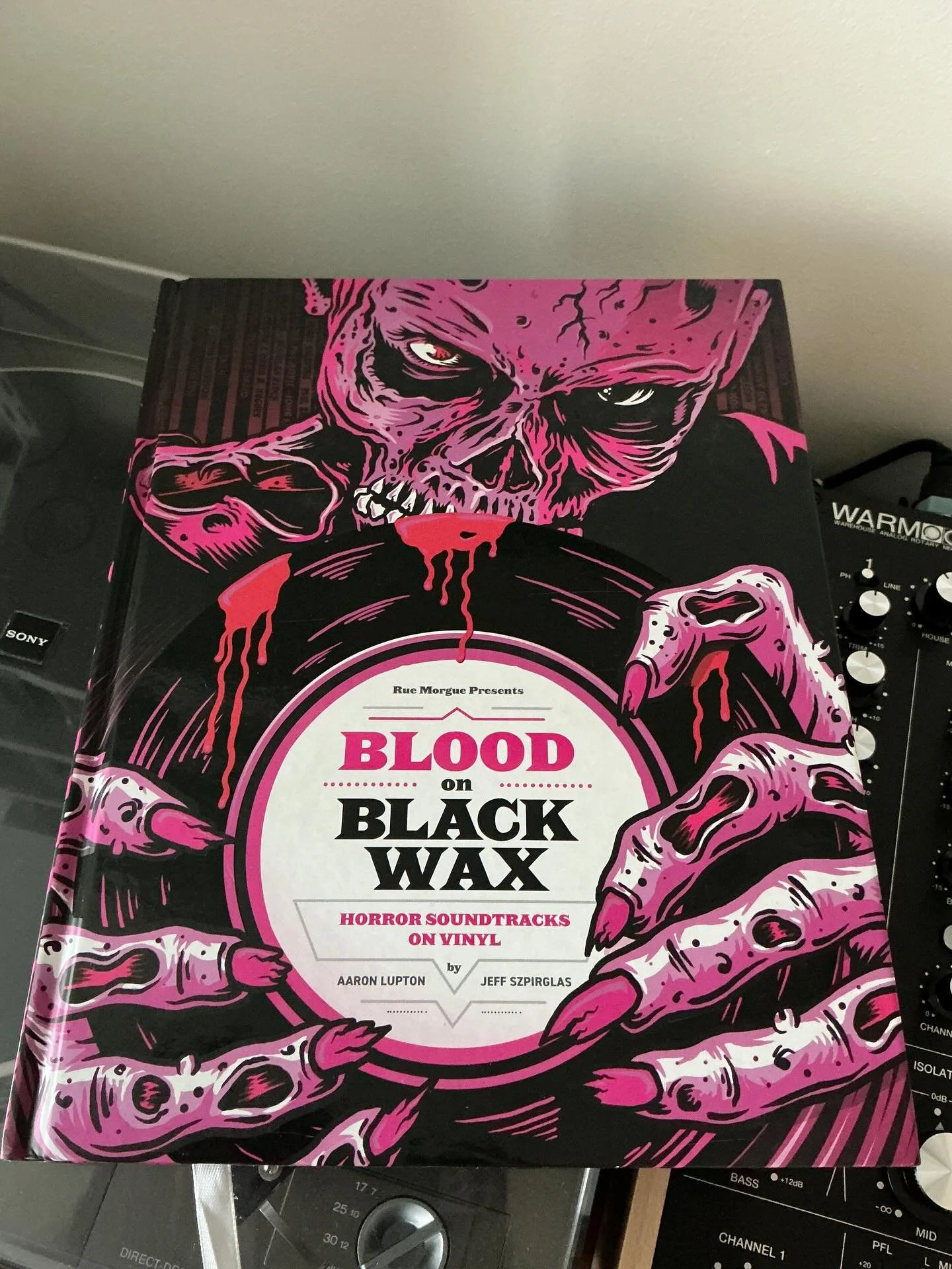 Junnuna tuli katsottua paljon kauhuleffoja. Kaveri tilasi niit&auml; VHS:ll&auml; jostain postimyyntikatalogista ja aika usein nuo, Kreikasta tai muualta tulleet, kopioidut kasetit oli tosi kehnolaatuisia. Joku niist&auml; taisi olla jopa kuvattu vid