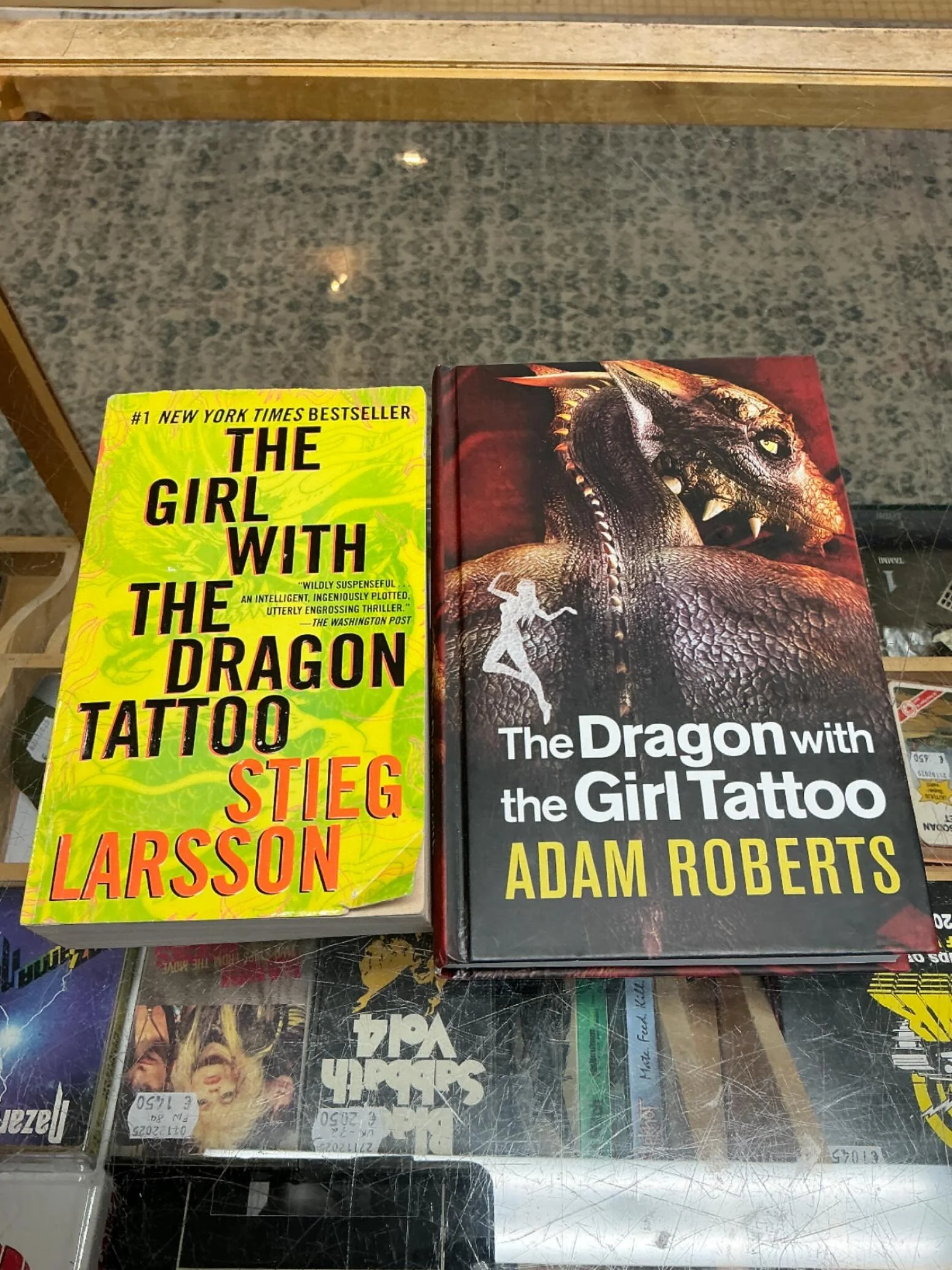 Hei asiantuntijat, kumpi n&auml;ist&auml; kannattaa lukea ensin? En oo ollenkaan lukenu n&auml;it&auml; lohik&auml;&auml;rme, tytt&ouml; ja tatuointi -kirjoja enk&auml; muista, ett miss j&auml;rjestyksess&auml; n&auml;&auml; menee.

Mut jos ihan tosi