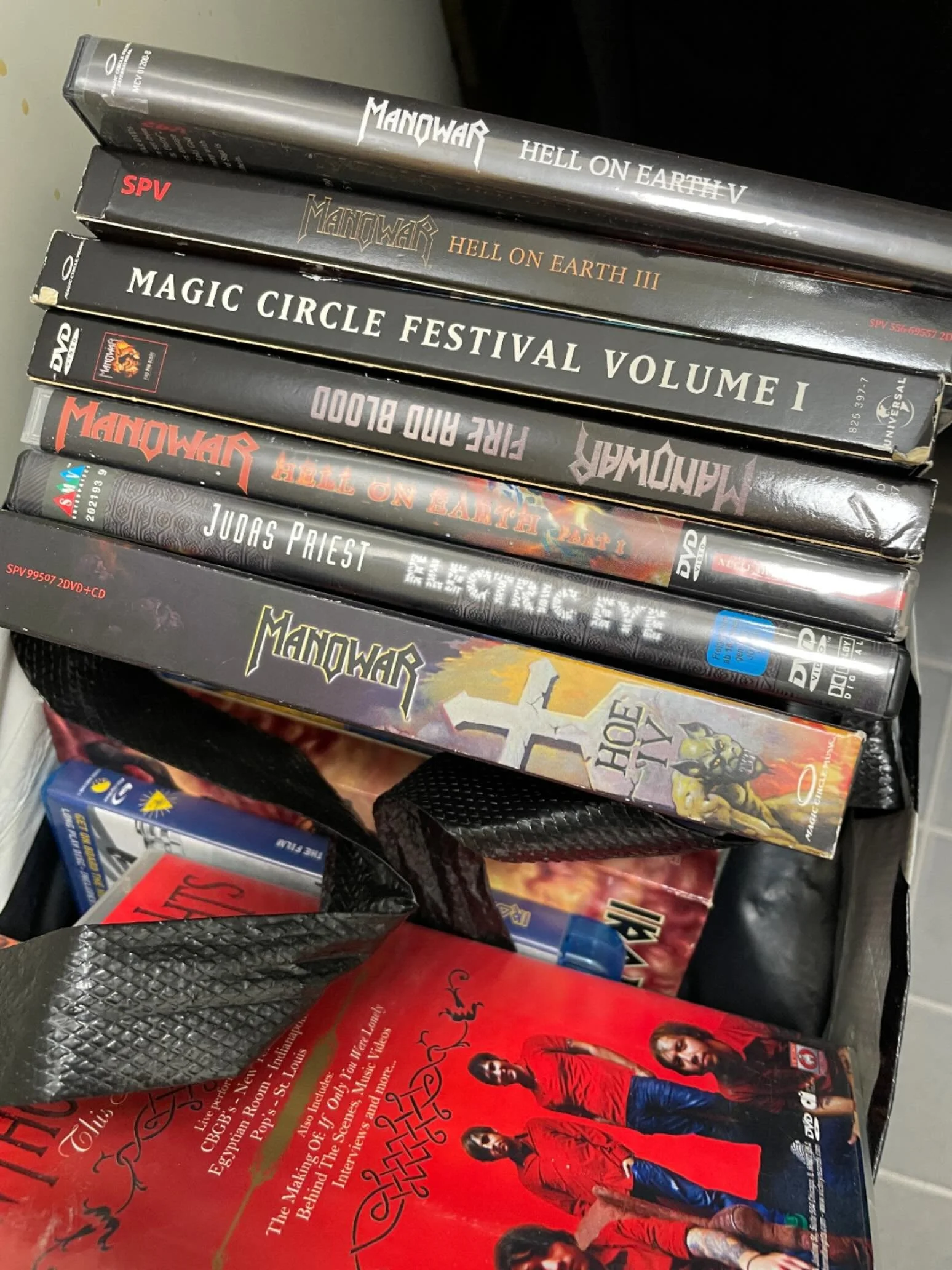 Tunnista seuraavista viidest&auml; vaihtoehdosta, onko kyseess&auml; shampoo/hoitoaine vai Manowarin julkaisema tallenne?

1. Volume &amp; Strength
2. Fire &amp; Blood
3. Body &amp; Hair
4. Rock Your Senses
5. Louder Than Hell

Se olis huomenna taas 