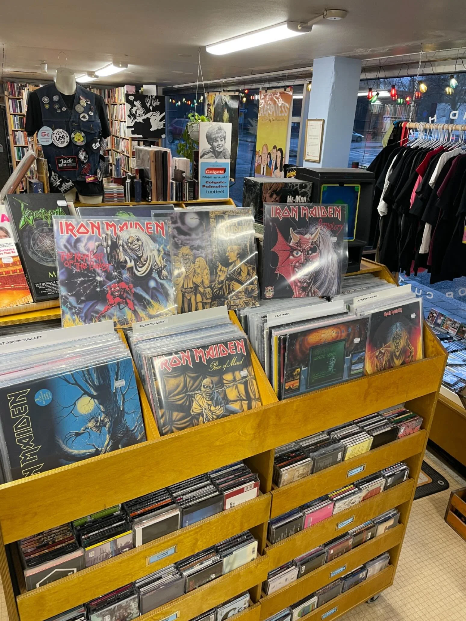 Syksyll&auml; menin yhten&auml; iltap&auml;iv&auml;n&auml; kodinkoneliikkeeseen ja heid&auml;n peliosastolleen. Etsin koko hyllyn l&auml;pi, mutta en l&ouml;yt&auml;nyt mist&auml;&auml;n samana p&auml;iv&auml;n&auml; julkaistua Super Mario Galaxy 1 &