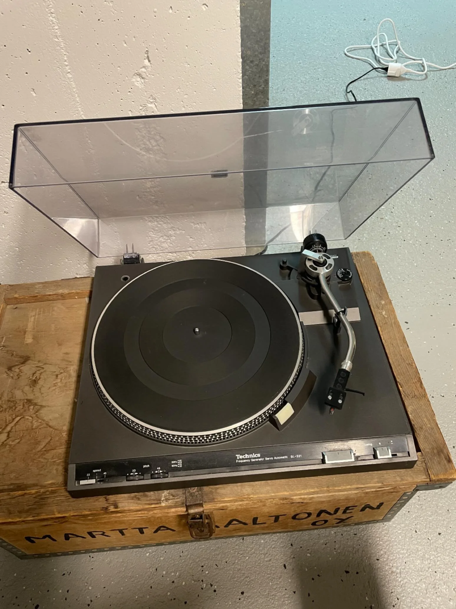 Vastasin aamulla mailiin, jossa meille tarjottiin isoa l&auml;j&auml;&auml; erilaisia Laserdisc-soittimia. 

Me olemme antikvariaatti, eli myymme p&auml;&auml;asiassa kirjoja, sarjakuvia, levyj&auml; ja leffoja. Olen venytt&auml;nyt tuota k&auml;site