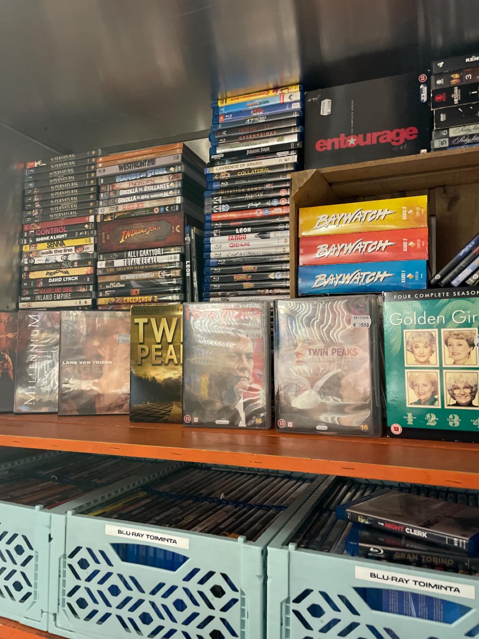 Nime&auml; kaksi T:ll&auml; alkavaa kulttisarjaa kasarin ja ys&auml;rin taitteesta, joilla kummallakin on vannoutunut, suorastaan fanaattinen fanikuntansa.

Twin Peaks ja Tytt&ouml;kullat tietenkin.

Molemmat suht harvoin n&auml;htyj&auml; fyysisess&