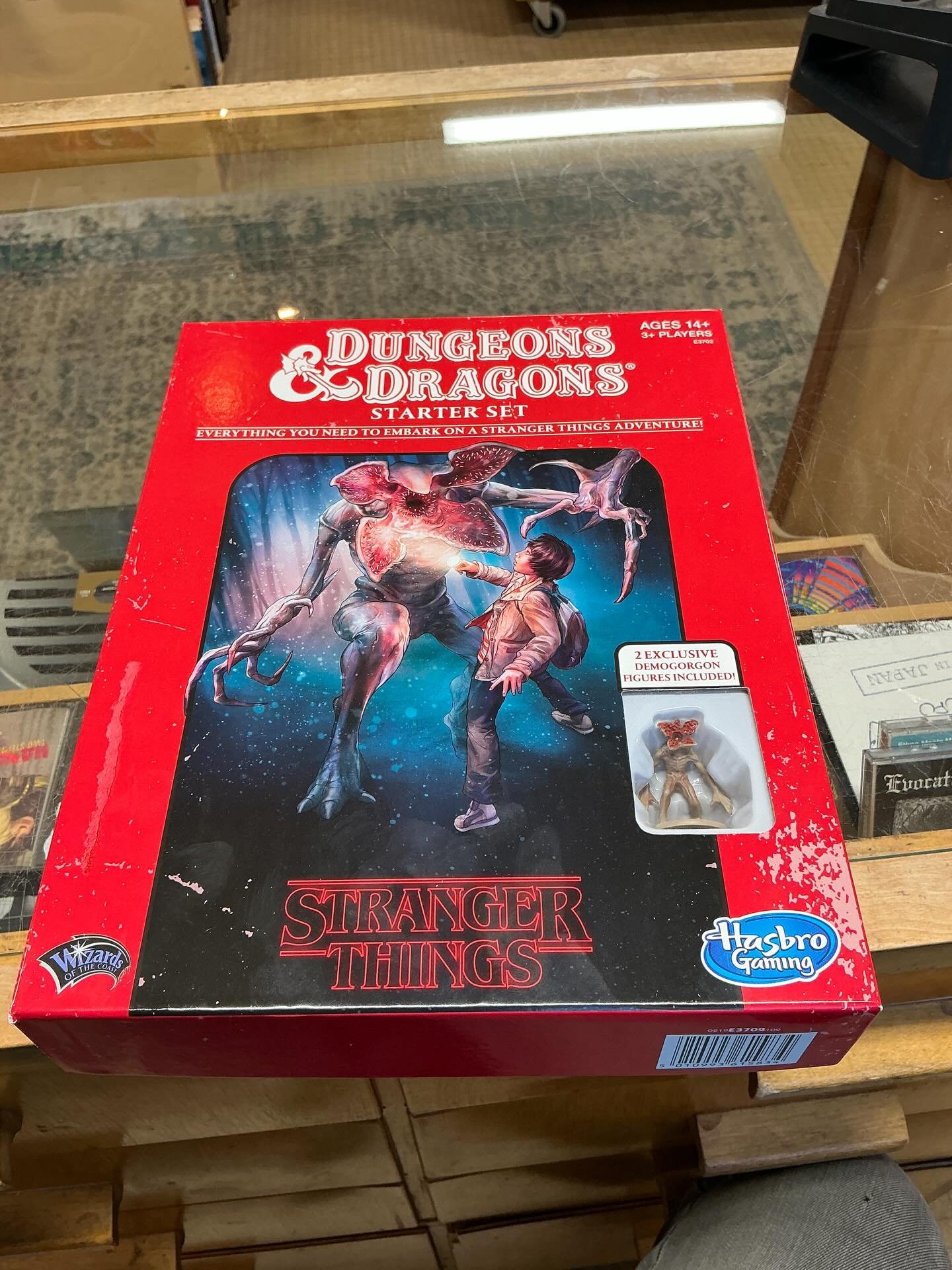 Kun perustin b&auml;ndi&auml;, koitin keksi&auml; sille nimen, joka sek&auml; alkaisi, ett&auml; p&auml;&auml;ttyisi N-kirjaimeen, jotta saisin logon molempiin p&auml;ihin tyylitellyt salamat. P&auml;&auml;dyin liitt&auml;m&auml;&auml;n yhteen kaksi 