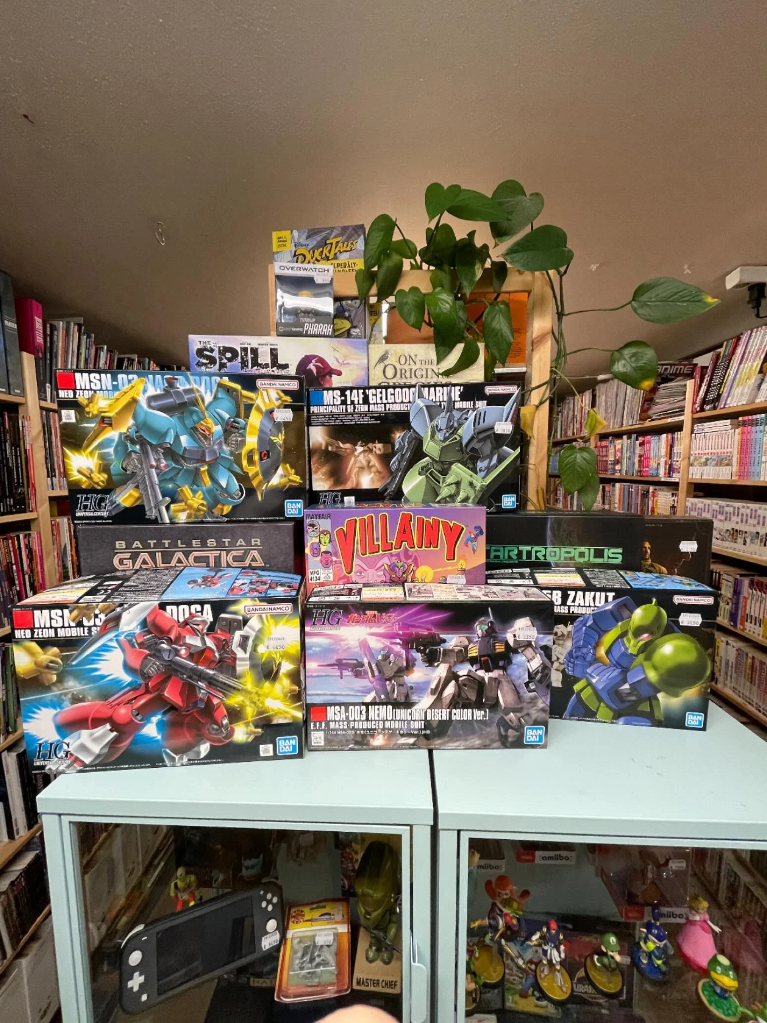 Kauppaopiston j&auml;ttirobotit, ne todella k&auml;&auml;nt&auml;&auml; mun p&auml;&auml;n.

En oikein tied&auml; itsek&auml;&auml;n miksi, mutta suurikokoiset robotit vetoavat minuun. Ovat aina vedonneet. Tai ehk&auml; tarkemmin ottaen kyse on jonki