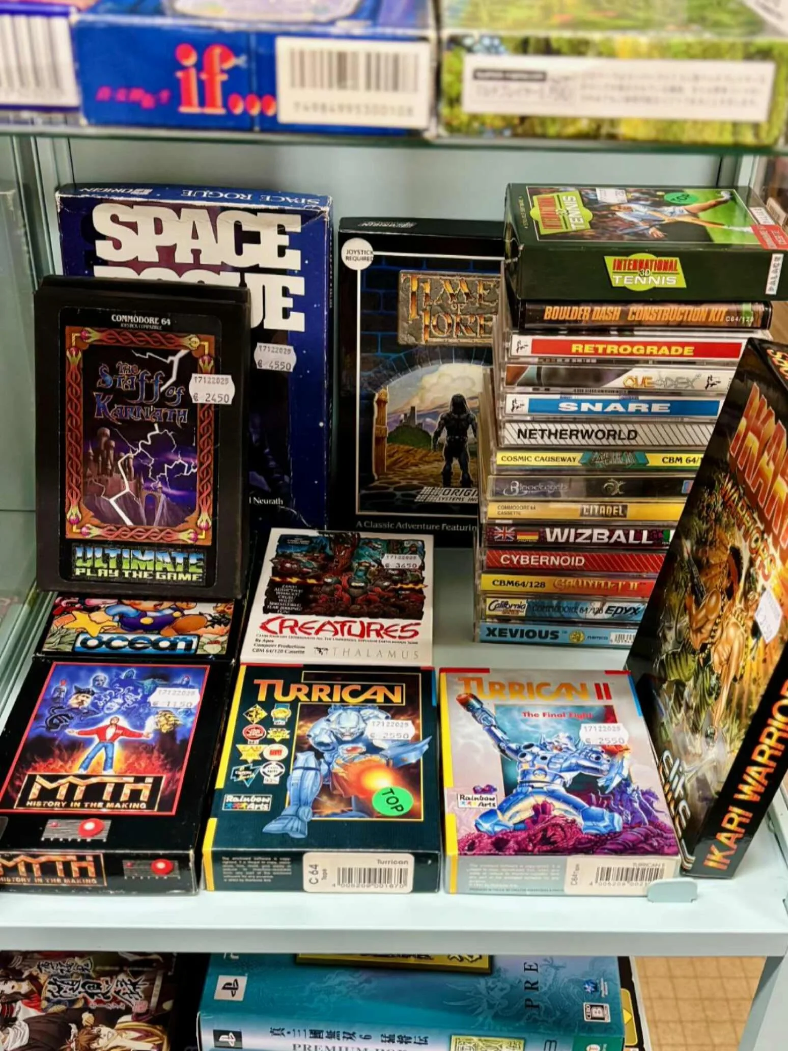 Junnuna kun kaikki viikkorahat meniv&auml;t &auml;&auml;nilevyihin ja ehk&auml; satunnaisesti divarista ostettuihin sarjakuviin, ei rahaa j&auml;&auml;nyt en&auml;&auml; tietokonepeleihin. Ne oli pakko varastaa eli kopioida.

Pelikokoelman laajuutta 