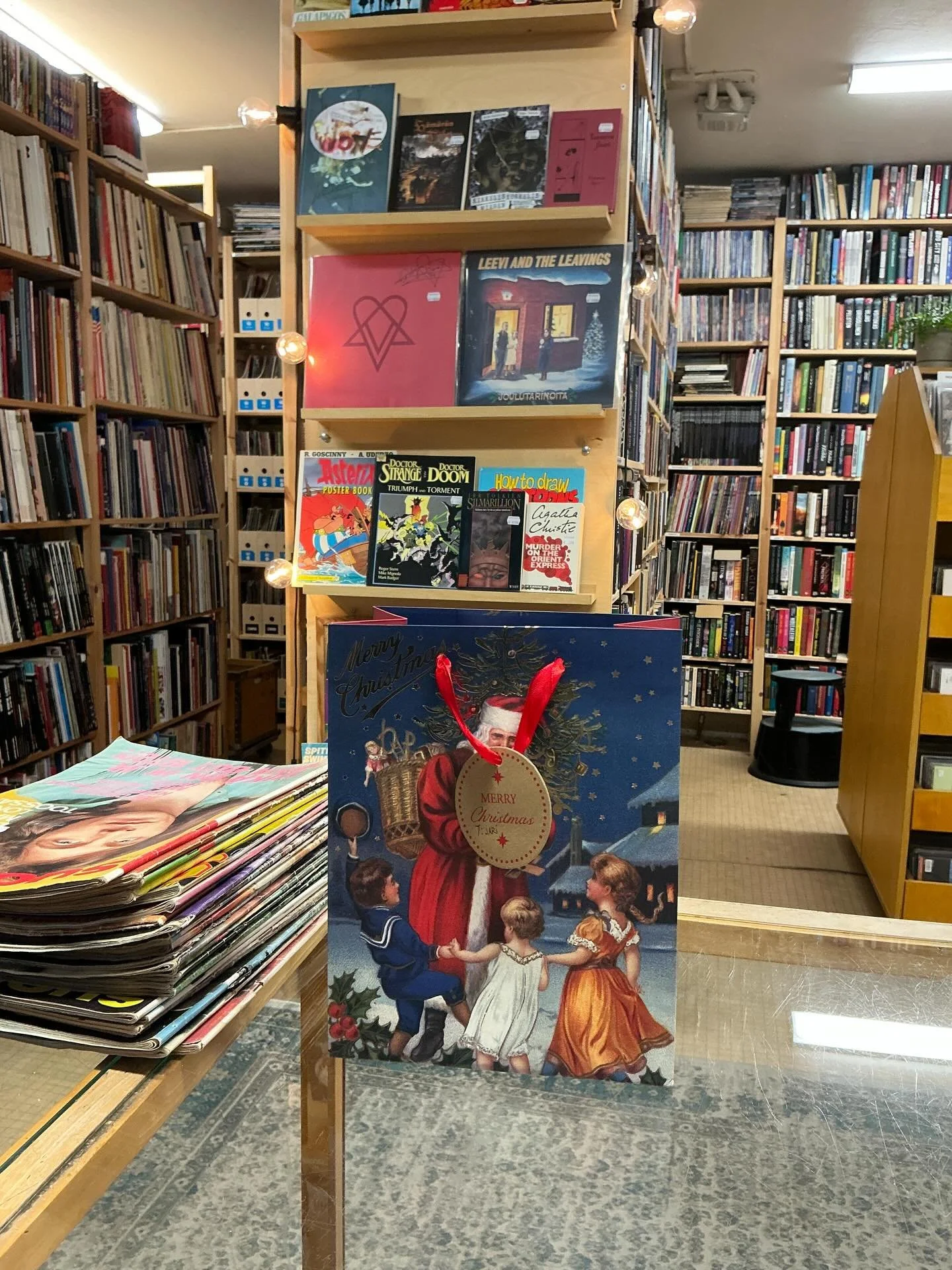 Tykk&auml;&auml;n tulla t&ouml;ihin tuntia, joskus jopa paria, ennen kuin kauppa aukeaa. T&auml;&auml;ll&auml; on aina monenlaista j&auml;rjestelt&auml;v&auml;&auml;, t&auml;ydennett&auml;v&auml;&auml; ja siivottavaa. Ellei muuta, niin t&auml;lle p&a