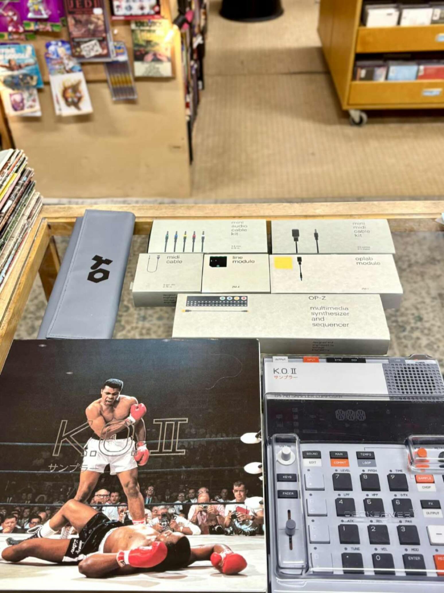 No siin k&auml;vi silviisiin, ett&auml; kaikki ne syntetisaattorit, joista eilen postasin myytiin eilisen aikana. Joka ikinen. 

Eik&auml; ne edes riitt&auml;neet sill&auml; v&auml;h&auml;n ennen sulkemista olis ollu viel&auml; pari syntikan ostajaa,