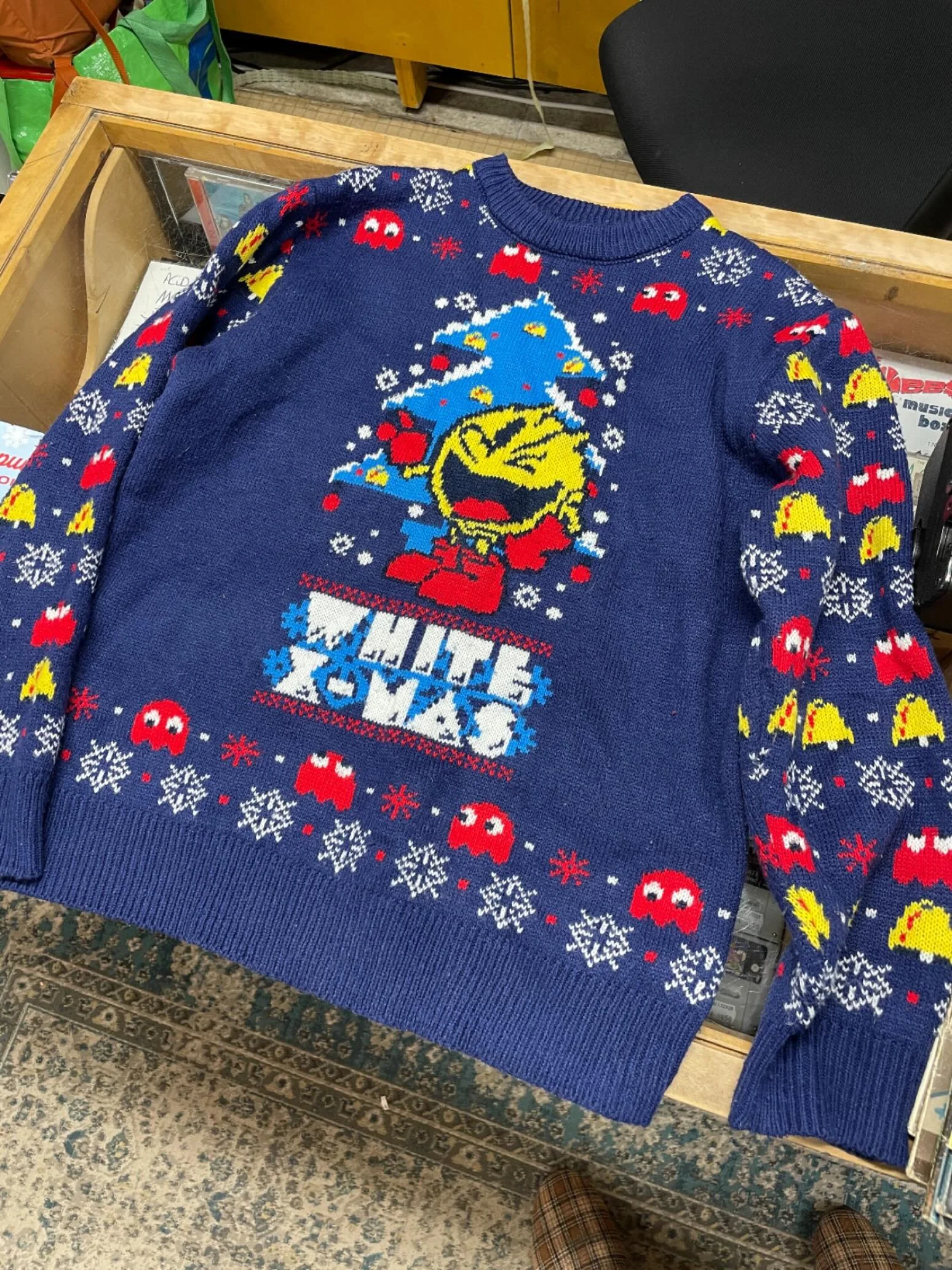 Amerikkalainen perinne rumista jouluneuleista taitaa viimein olla saavuttanut Suomenkin. Ainakin eilen parilla asiakkaalla oli sellainen p&auml;&auml;ll&auml;&auml;n kaupalla k&auml;ydess&auml;&auml;n.

Olisko ollut tammikuussa 2025, kun kirpparilta 