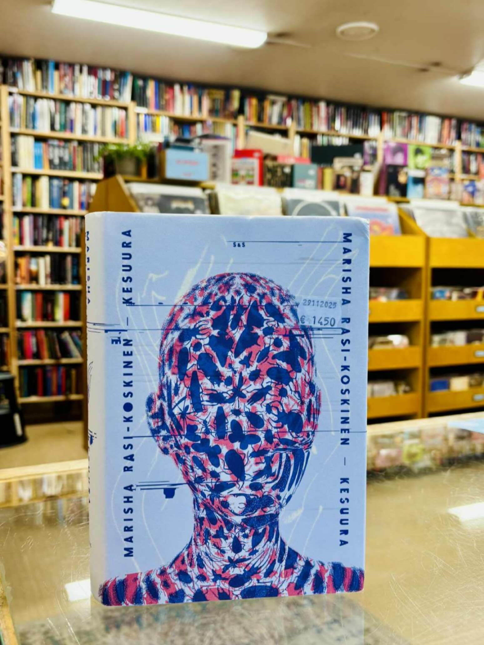 Korvamato on ik&auml;v&auml; vaiva. Varsinkin jos se sattuu olemaan Joulumaa.

En tied&auml; teist&auml;, mutta minulla korvamato saattaa toisinaan olla biisin sijasta ihan vain joku nimi tai sana. J&auml;&auml;n toistelemaan mieless&auml;ni jotain v