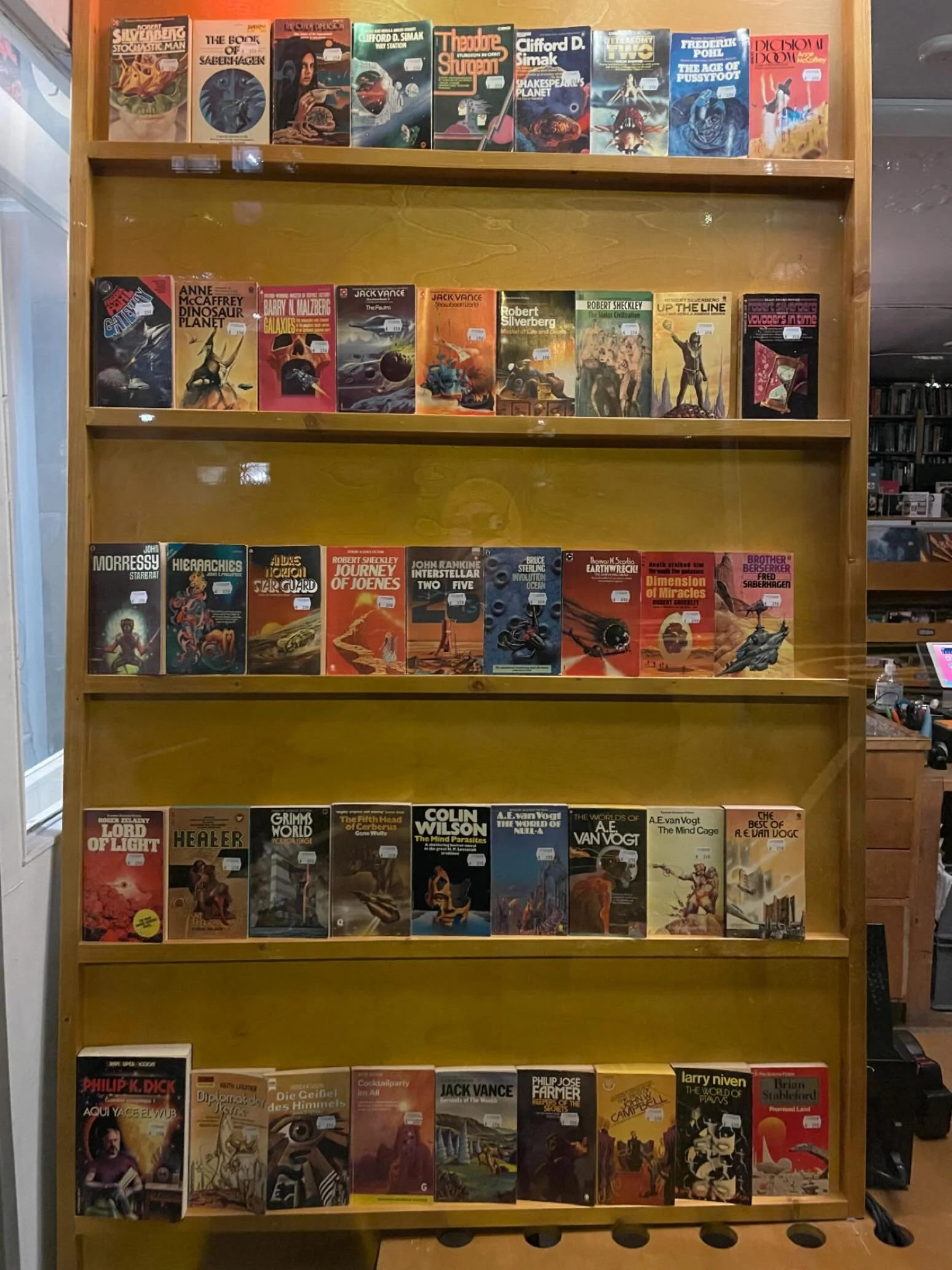 Lauantain tribuuttikeikka Logomolla oli tosi kiva. B&auml;ndit olivat loistavia, joskaan ihan samanlaista l&auml;hes uskonnollista kokemusta ei koettu kuin mit&auml; muutamien vuosien takaisella Nirvana Unplugged -tribuuttikeikalla, mutta se johtunee