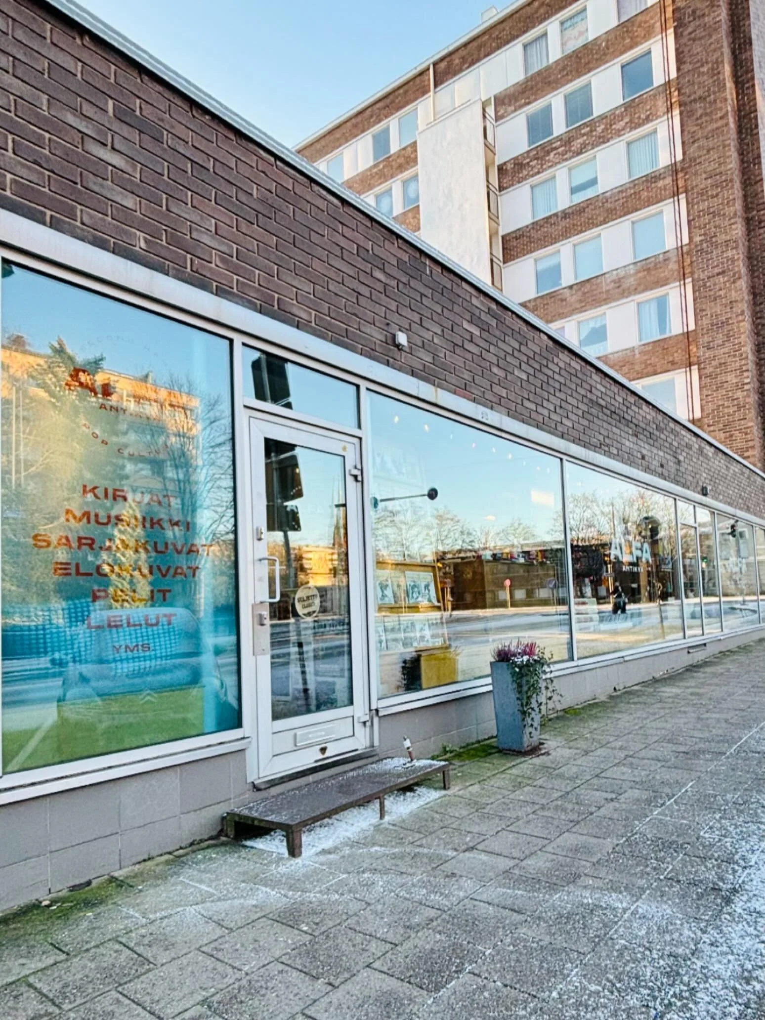 Tiskijukkana oppi inhoamaan ns. kalenterijuoppop&auml;ivi&auml;. Vappuna, taiteiden y&ouml;n&auml;, pikkujoulusesonkina ja uuden vuoden aattona oli liikenteess&auml; aina ne hankalimmat asiakkaat.

Vappu ja taiteiden y&ouml; ovat sovittaneet syntins&