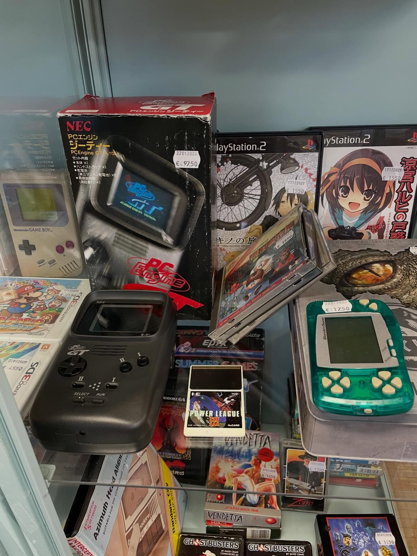 Olen aina ollut hirmuinen lehtirohmu. Rakastan lukea fyysisi&auml; lehti&auml; minua kiinnostavista aiheista. Jos ei ole varaa ostaa syntetisaattoria, osta lehti, joka kertoo syntetisaattoreista. Siit&auml; on l&auml;hes yht&auml; paljon iloa. Siksi 