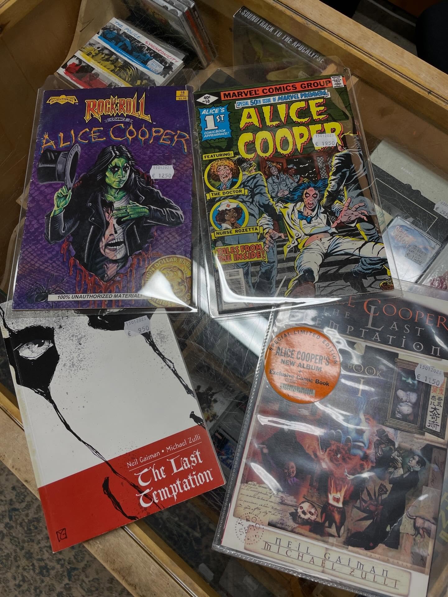 Jos n&auml;in j&auml;lkik&auml;teen funtsin, niin taisin olla jonkinlainen late bloomer. Olin jo parikymppinen kun Kornin debyytti  ja Marilyn Mansonin ensimm&auml;inen varsinainen albumi ilmestyiv&auml;t ja ne molemmat iskiv&auml;t kuin miljoona vol